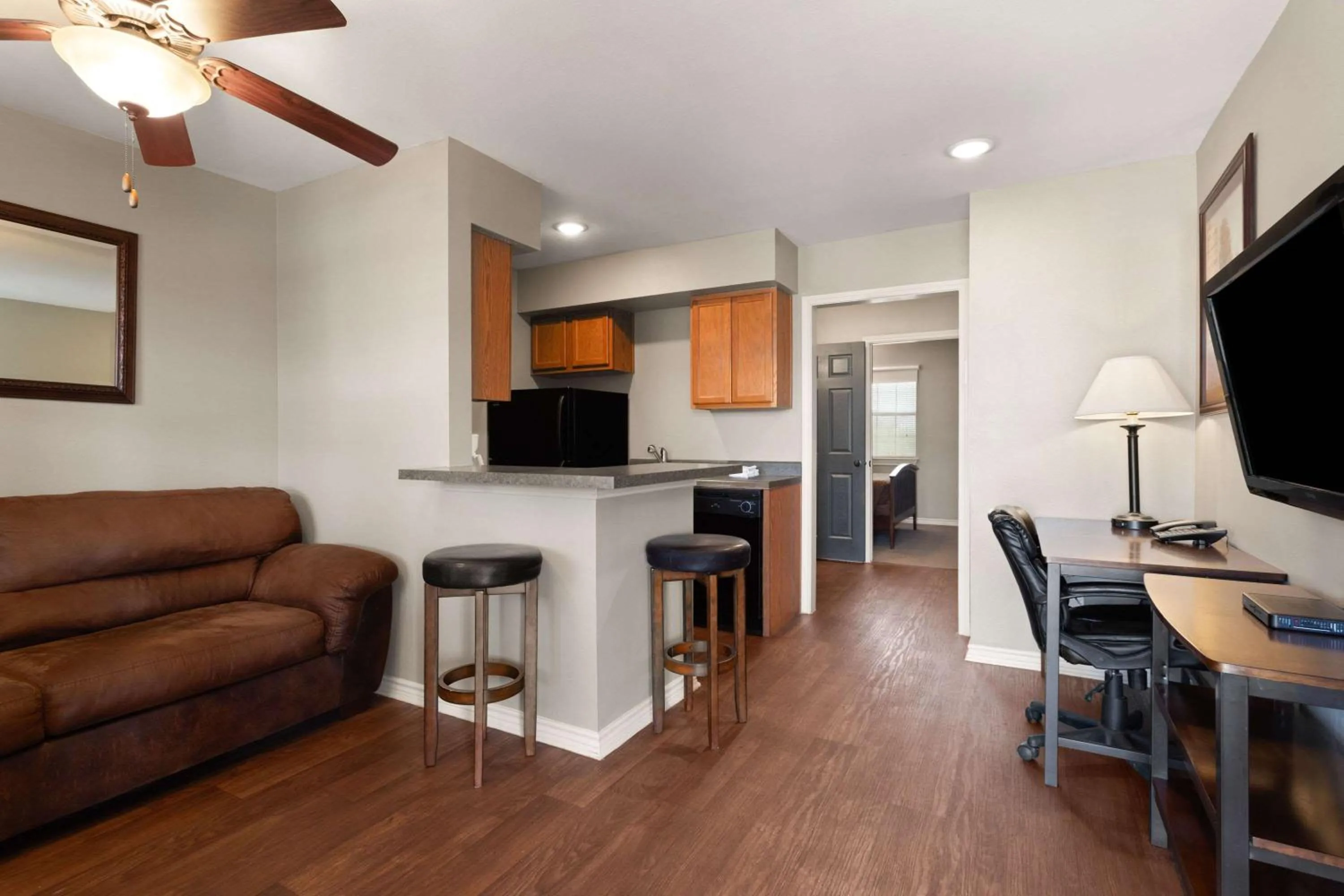 TV and multimedia in Eagle's Den Suites Cotulla a Travelodge by Wyndham