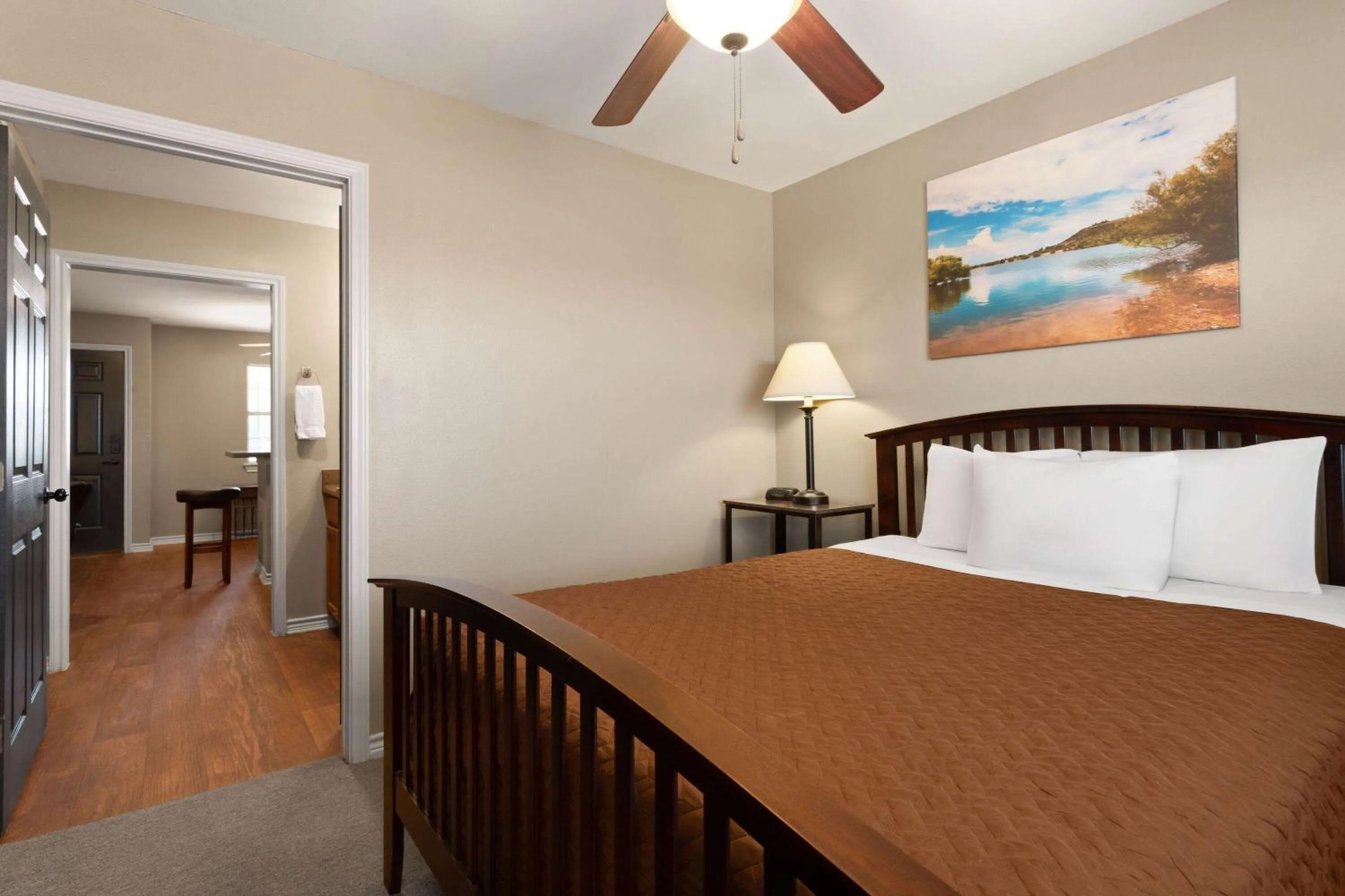 Bed in Eagle's Den Suites Cotulla a Travelodge by Wyndham