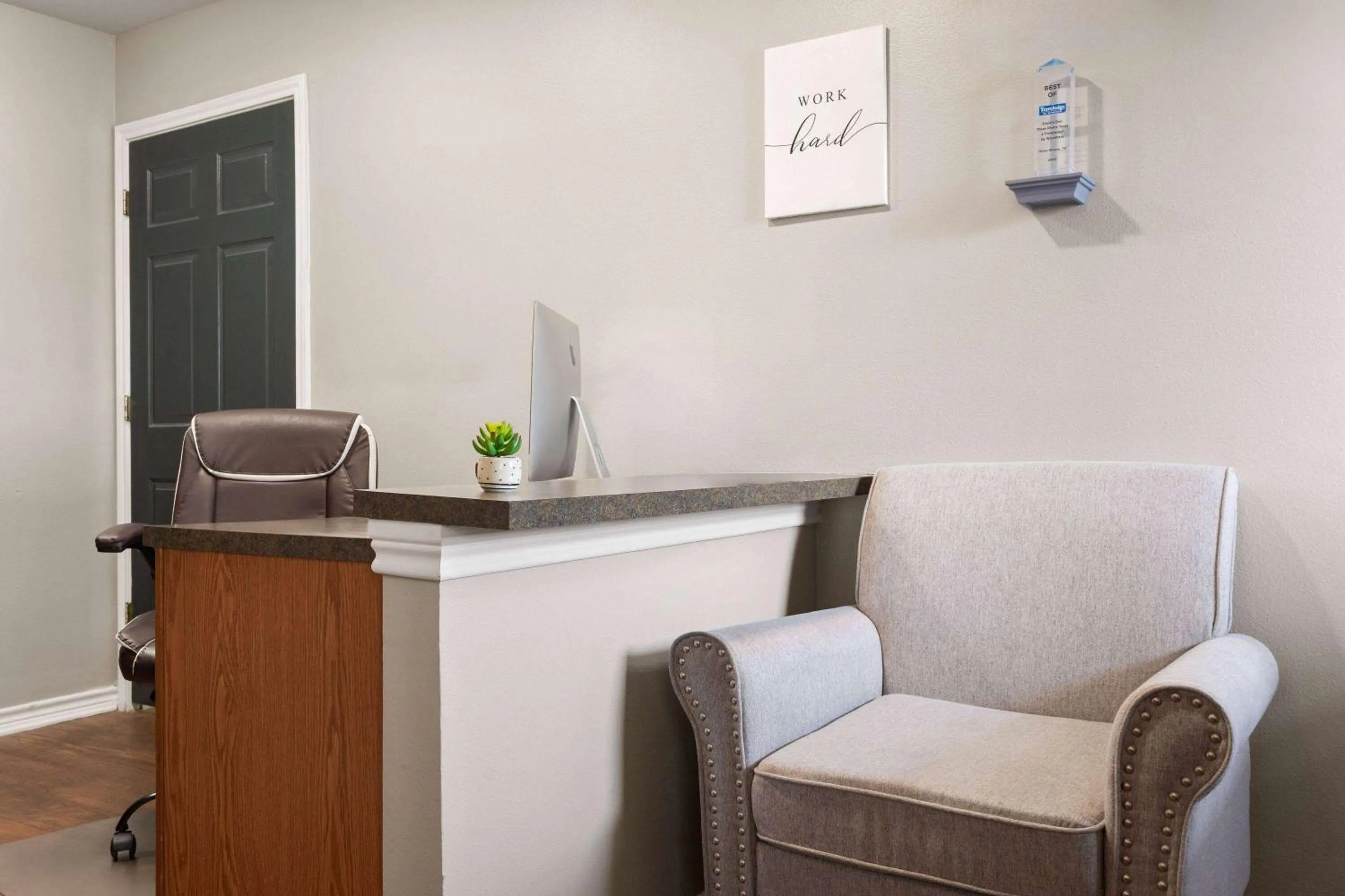 Lobby or reception in Eagle's Den Three Rivers Texas a Travelodge by Wyndham