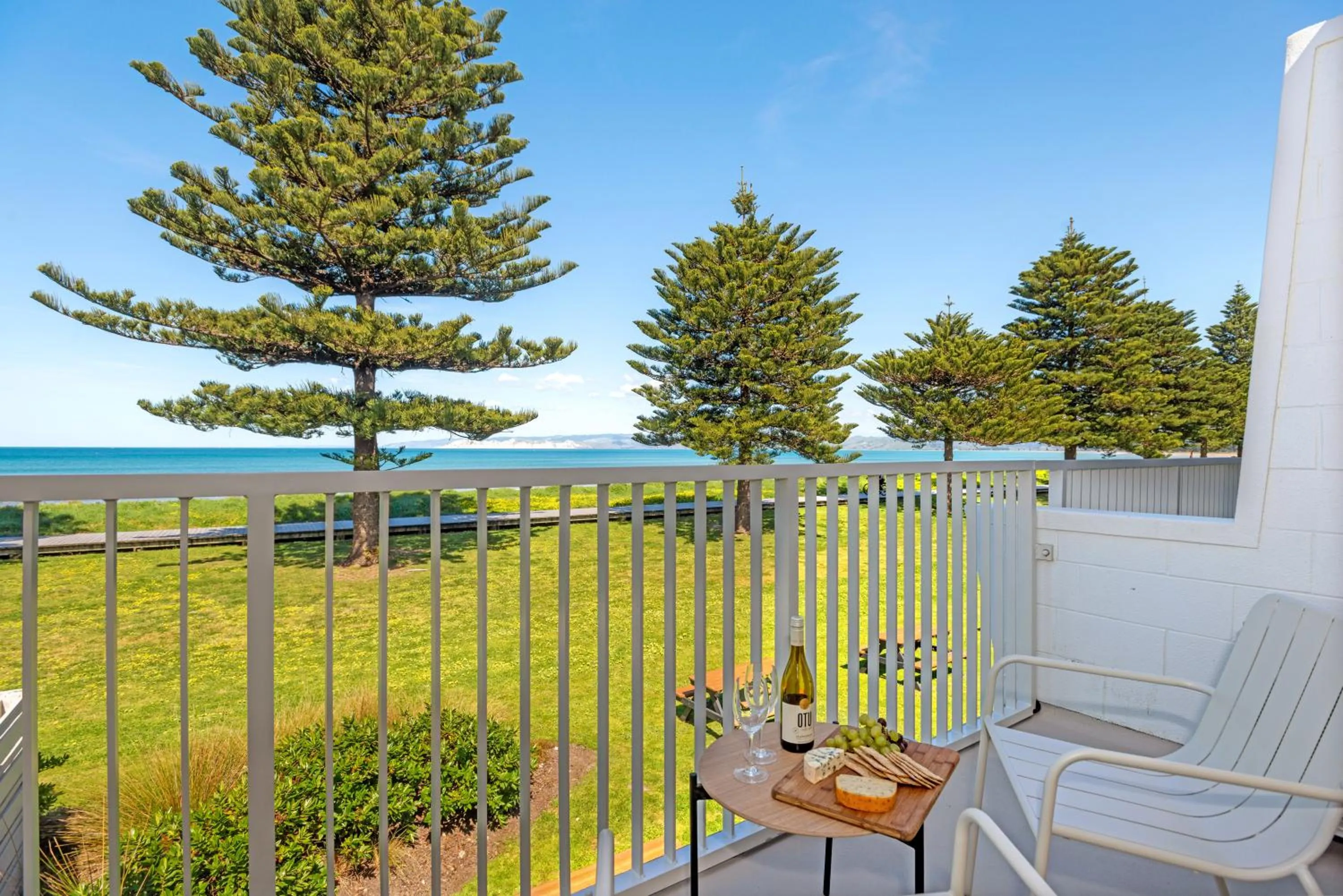 Whispering Sands Beachfront Motel