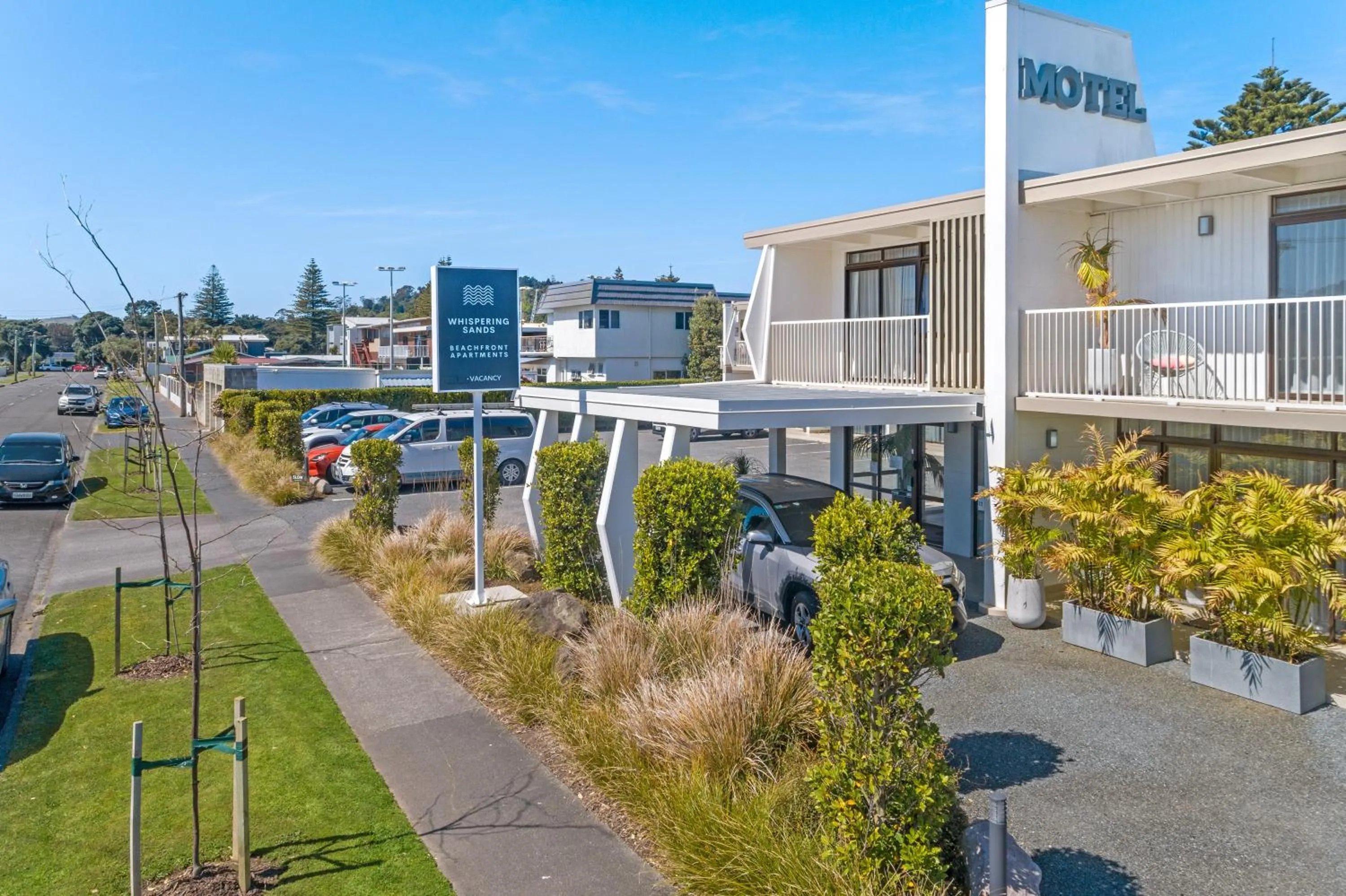 Whispering Sands Beachfront Motel