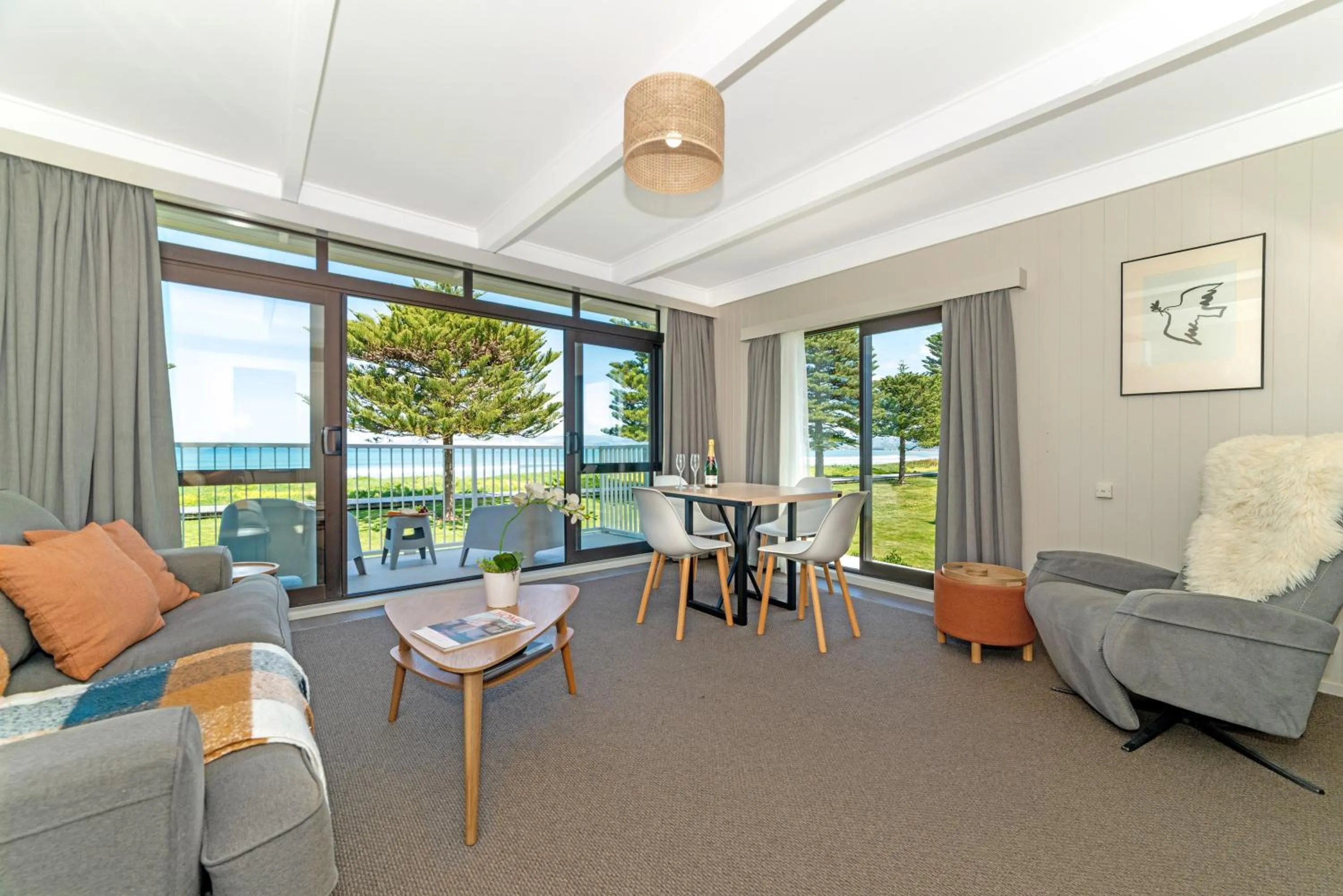 Whispering Sands Beachfront Motel