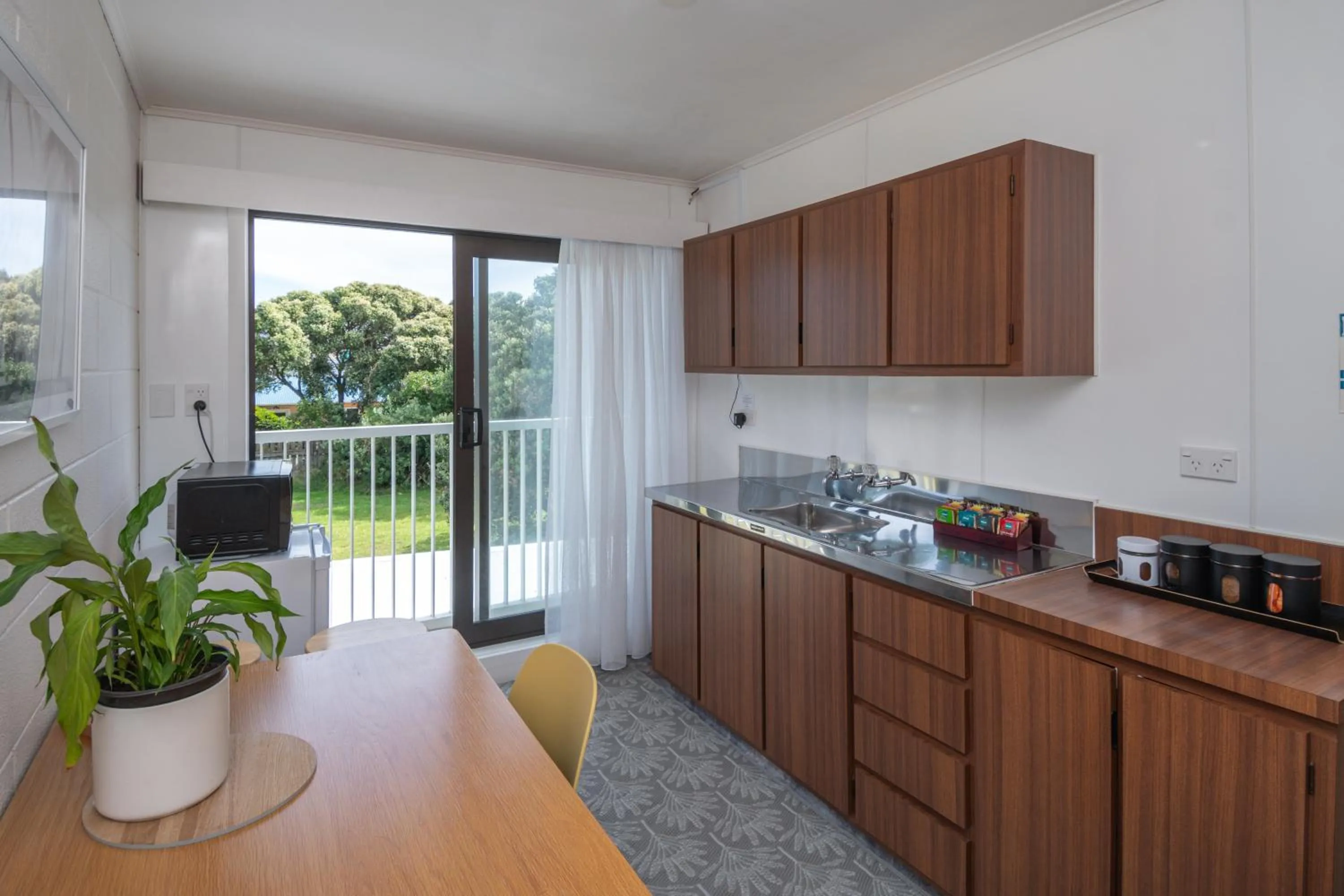 Whispering Sands Beachfront Motel