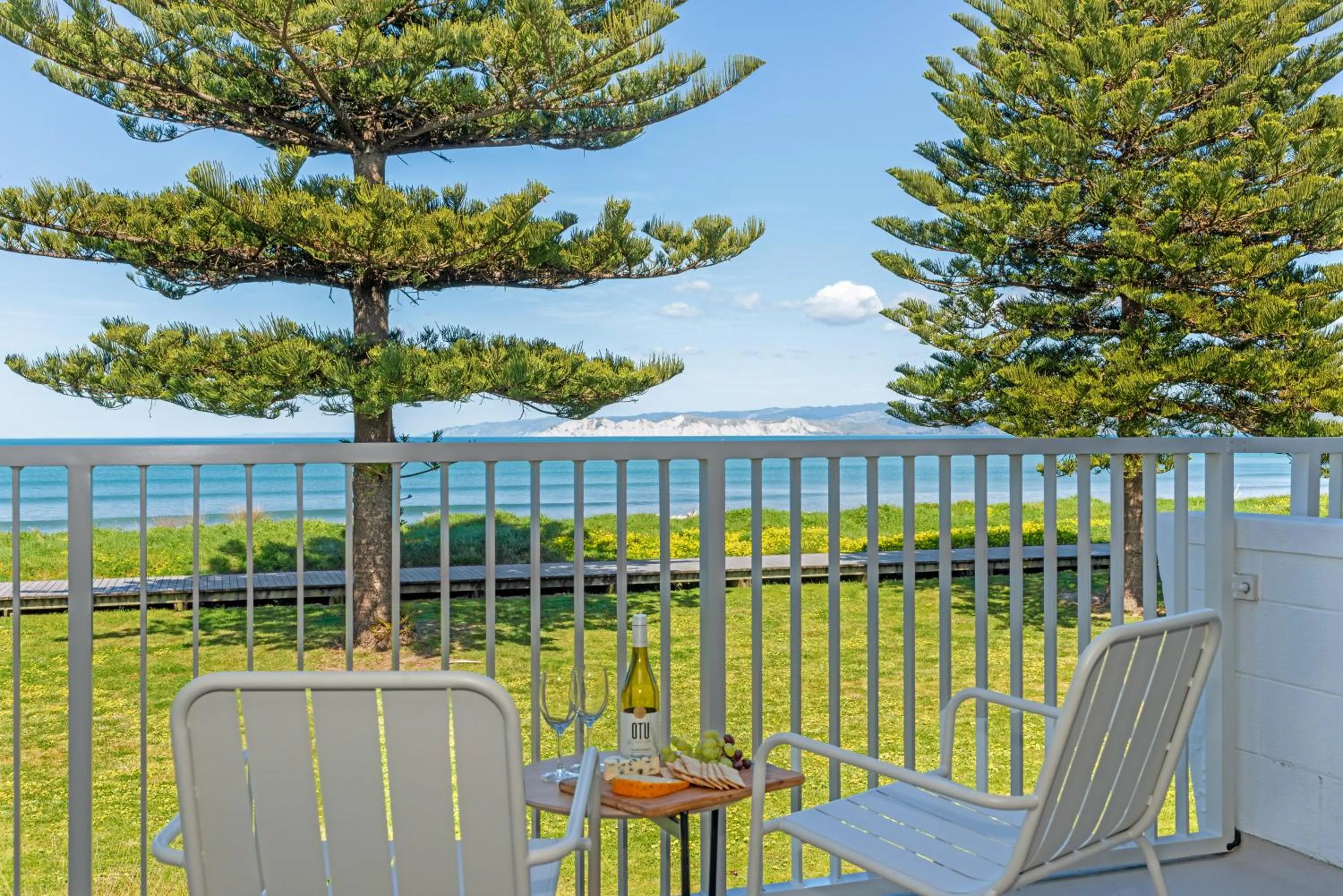 Whispering Sands Beachfront Motel