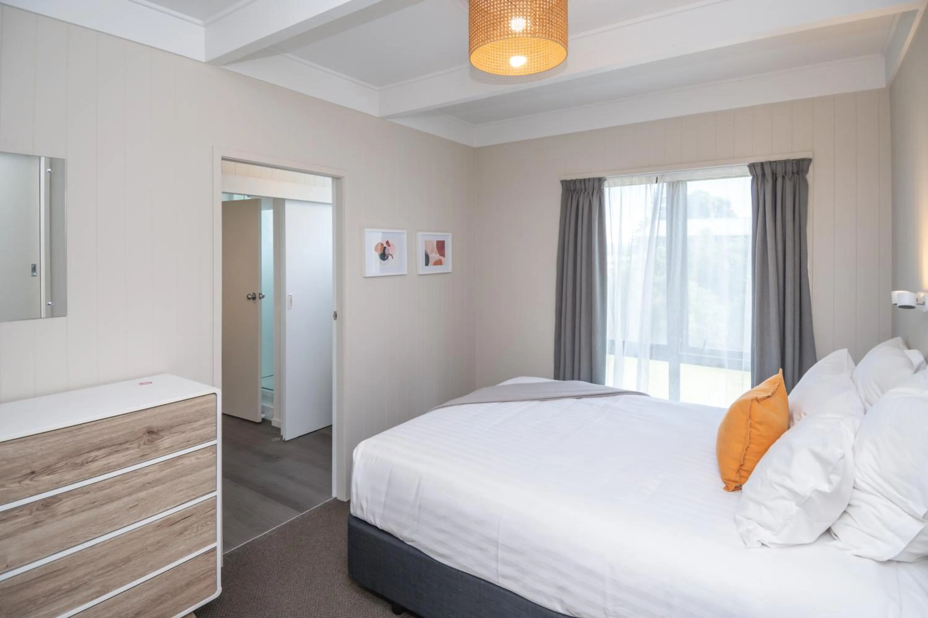 Bed in Whispering Sands Beachfront Motel