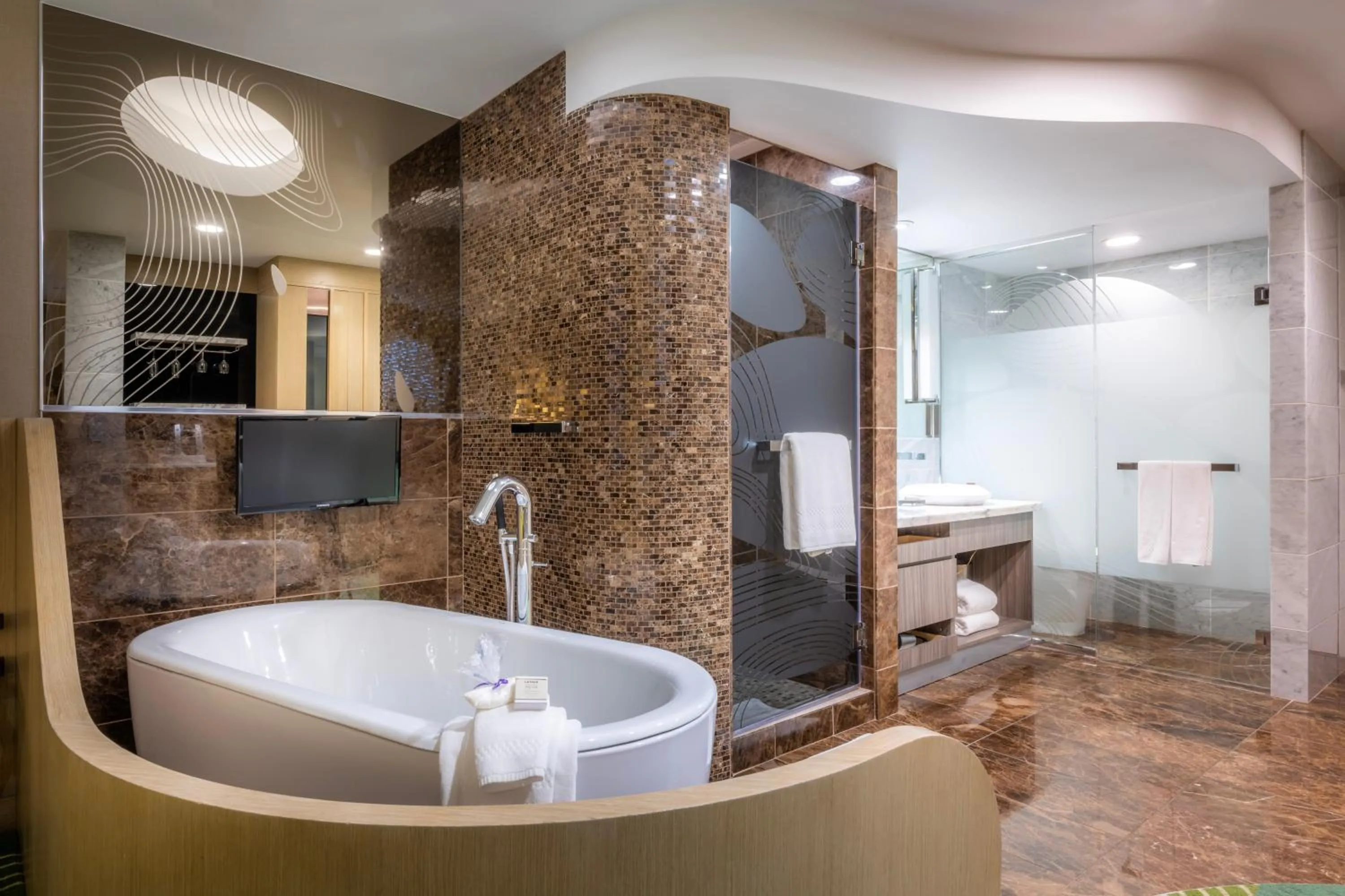 Shower in Pasadena Hotel & Pool