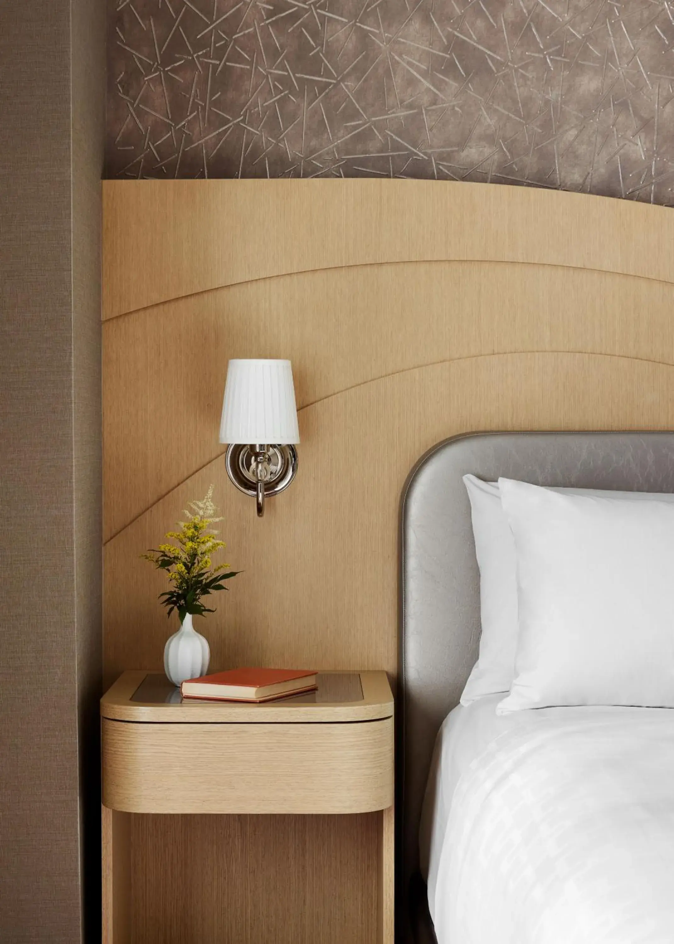 Classic One King Bed in Pasadena Hotel & Pool Classic One King Bed in Pasadena Hotel & Pool