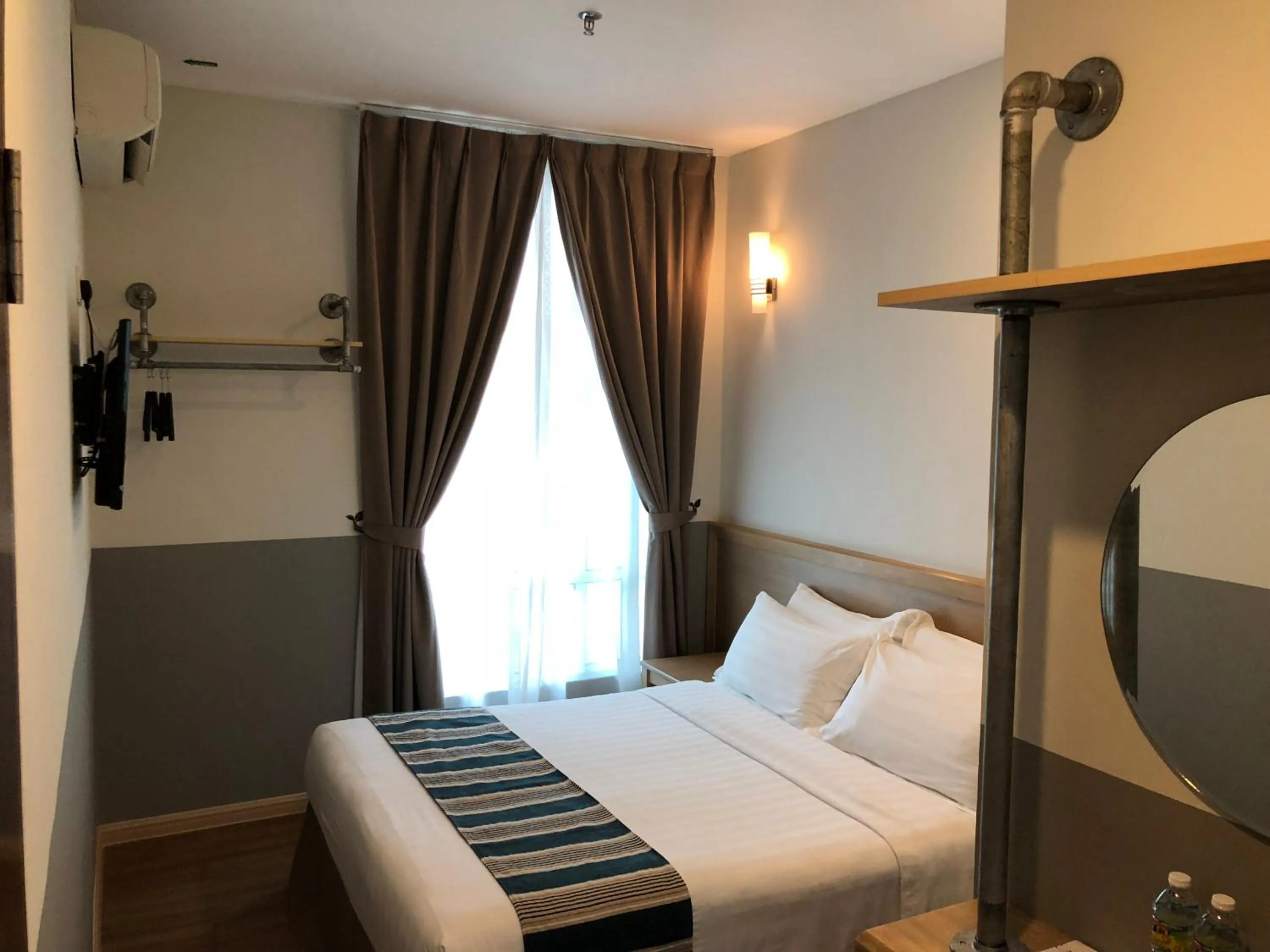 Bathroom, Bed in The Explorer Hotel