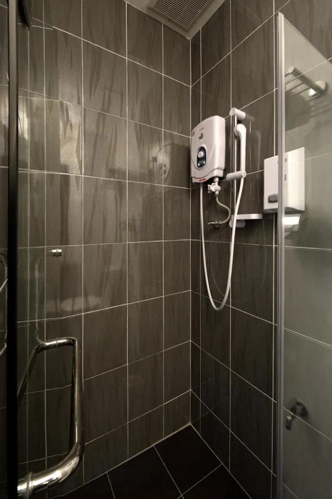 Shower in The Explorer Hotel