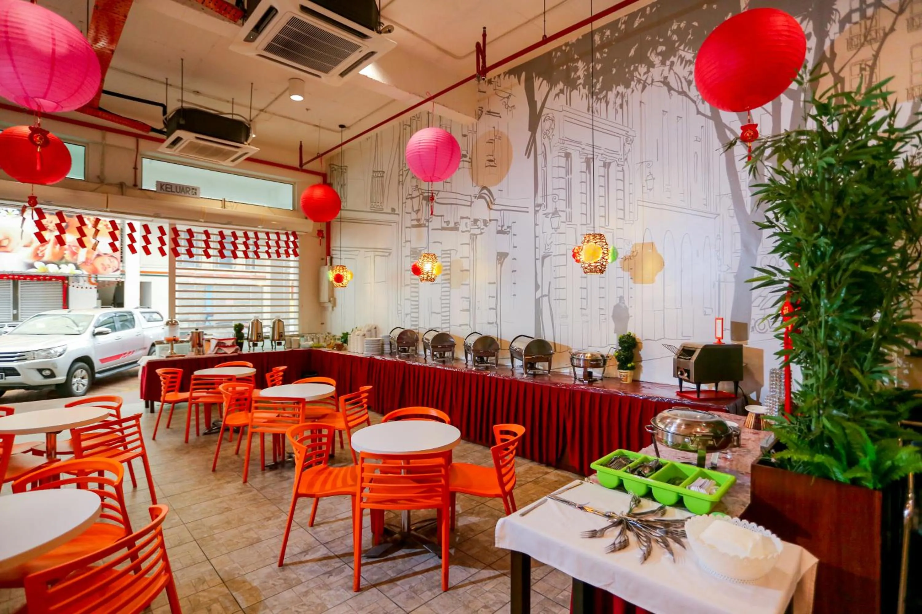 Restaurant/places to eat in The Explorer Hotel