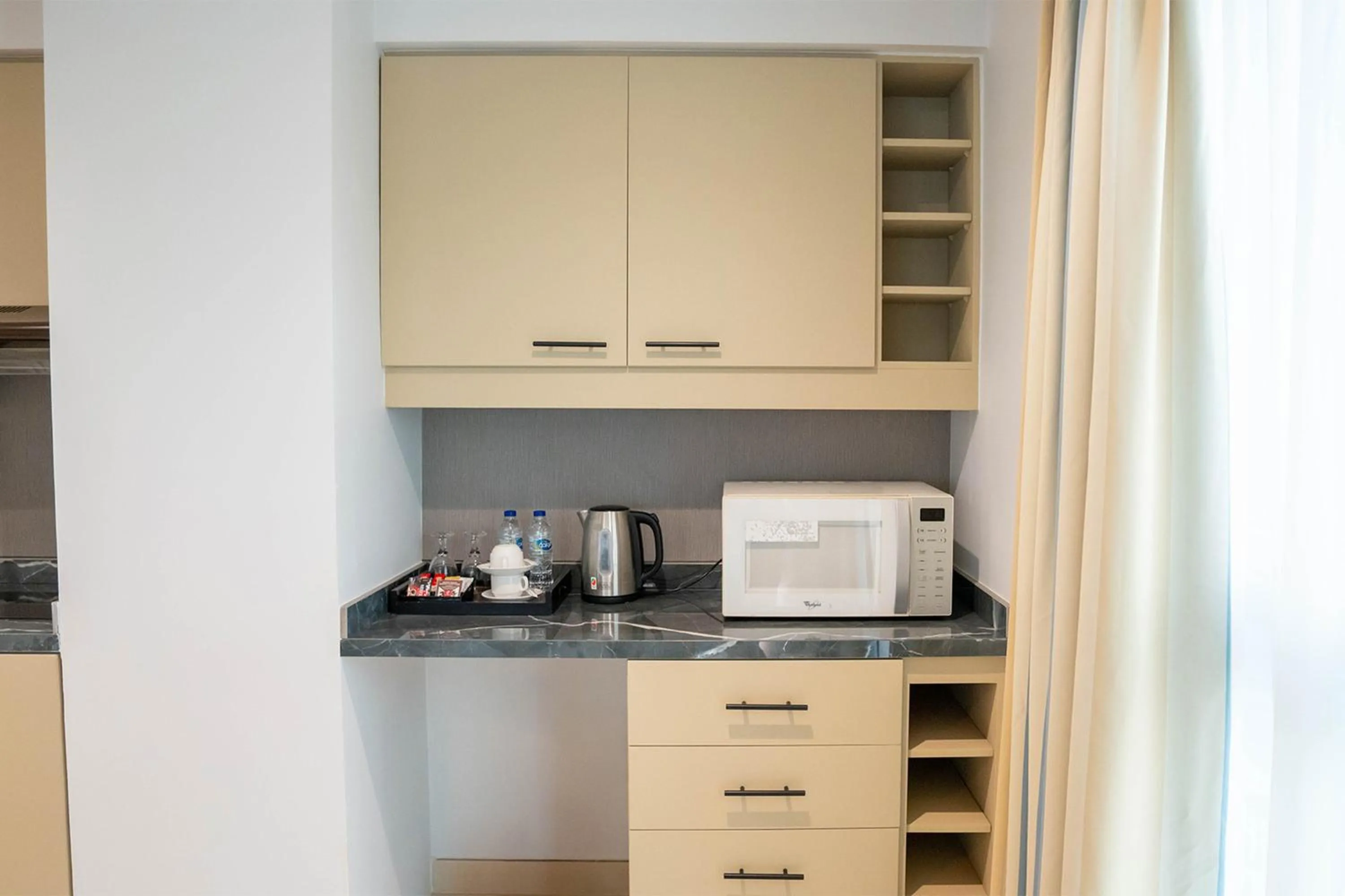 Coffee/tea facilities in Sheraton Khalidiya Hotel