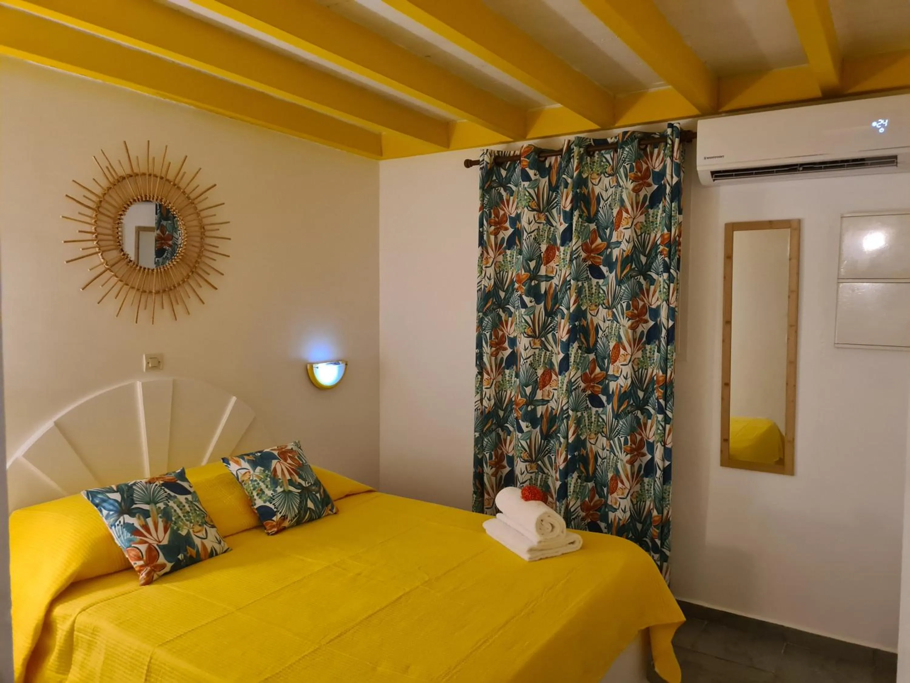 Bed in LA BERCEUSE CREOLE