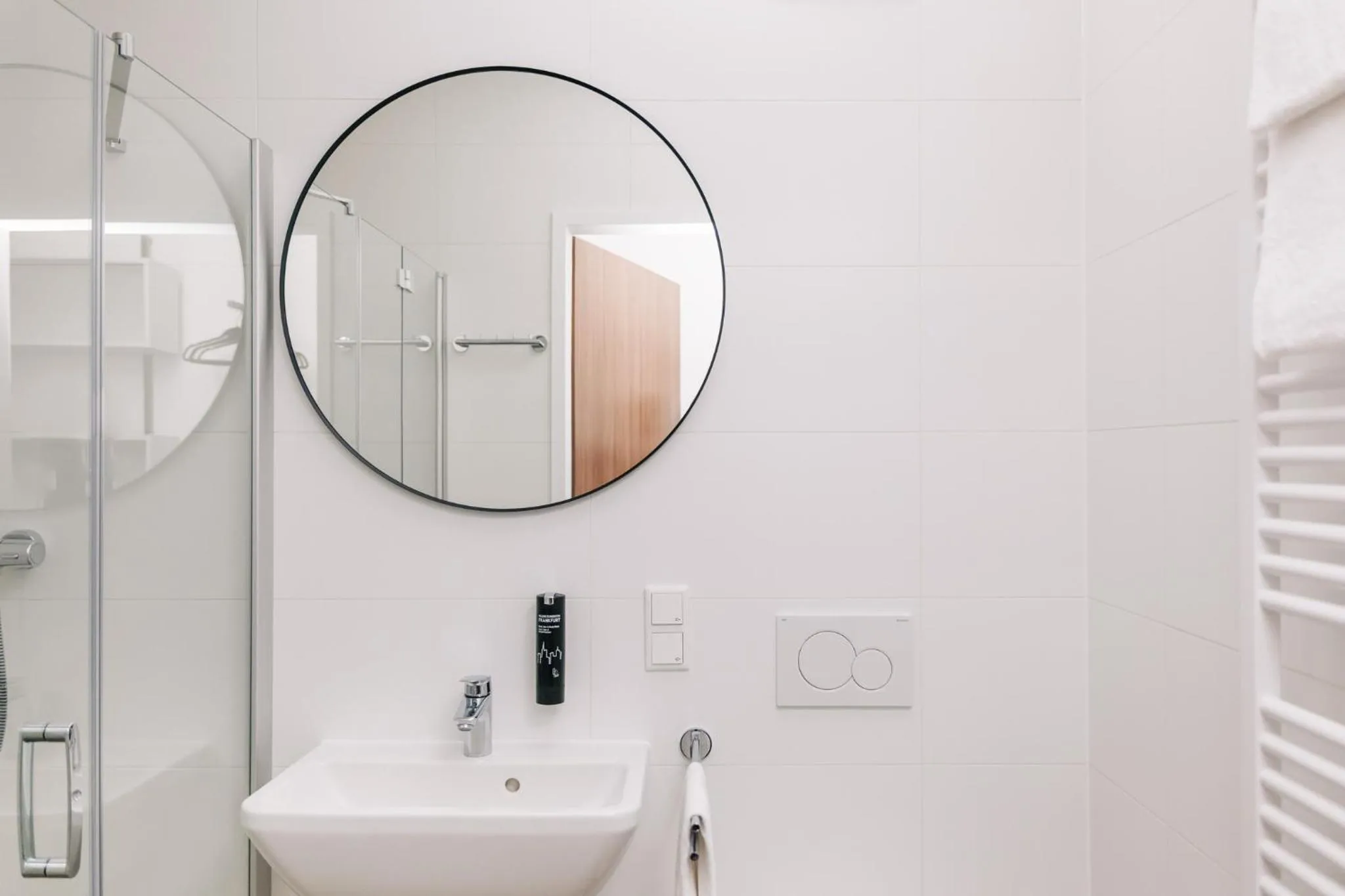 Shower in Homaris Apartments Frankfurt