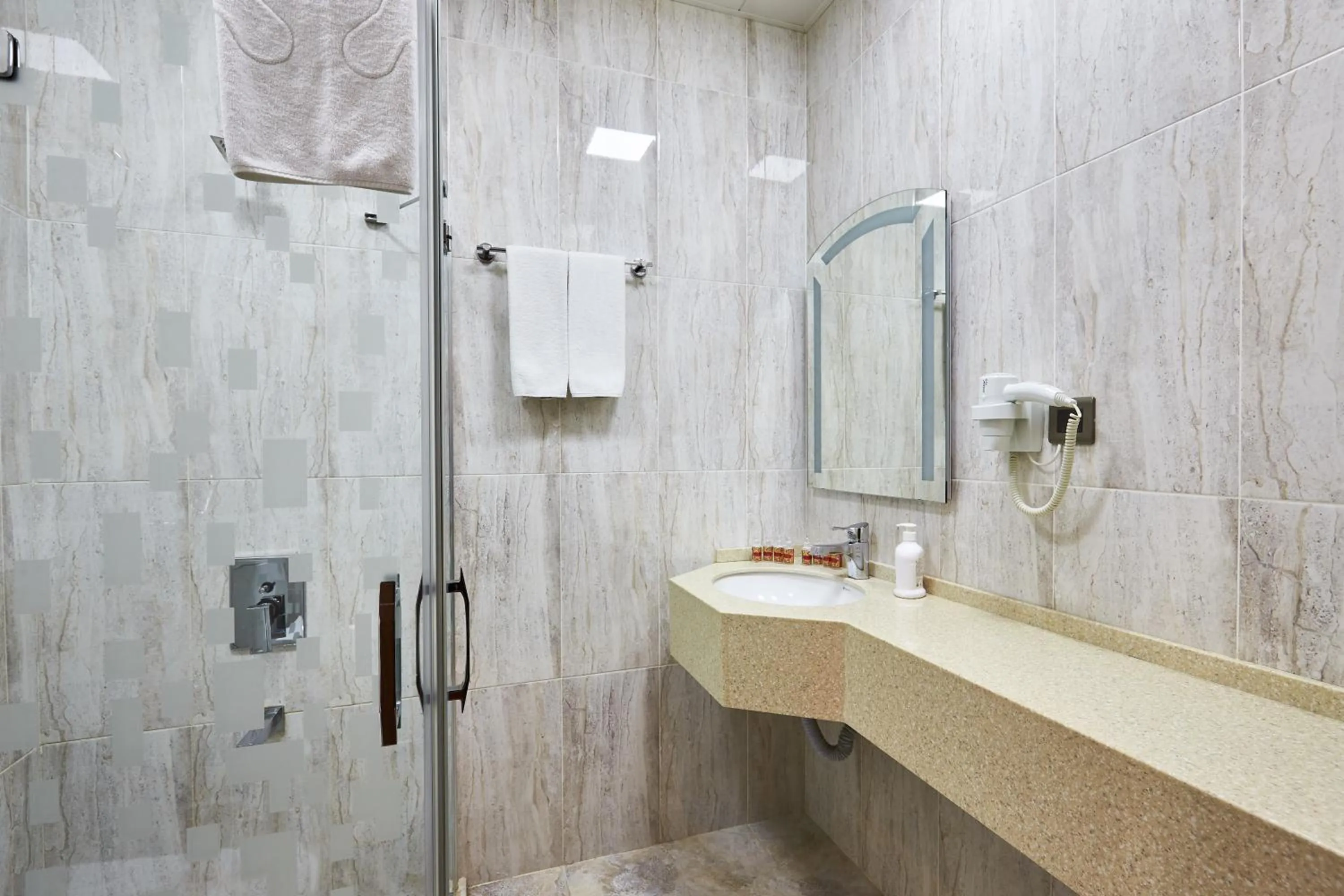 Shower, Bathroom in Boulevard Side Hotel