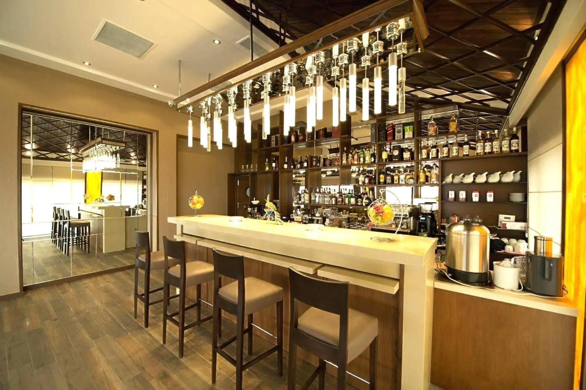 Food and drinks, Lounge/Bar in Boulevard Side Hotel