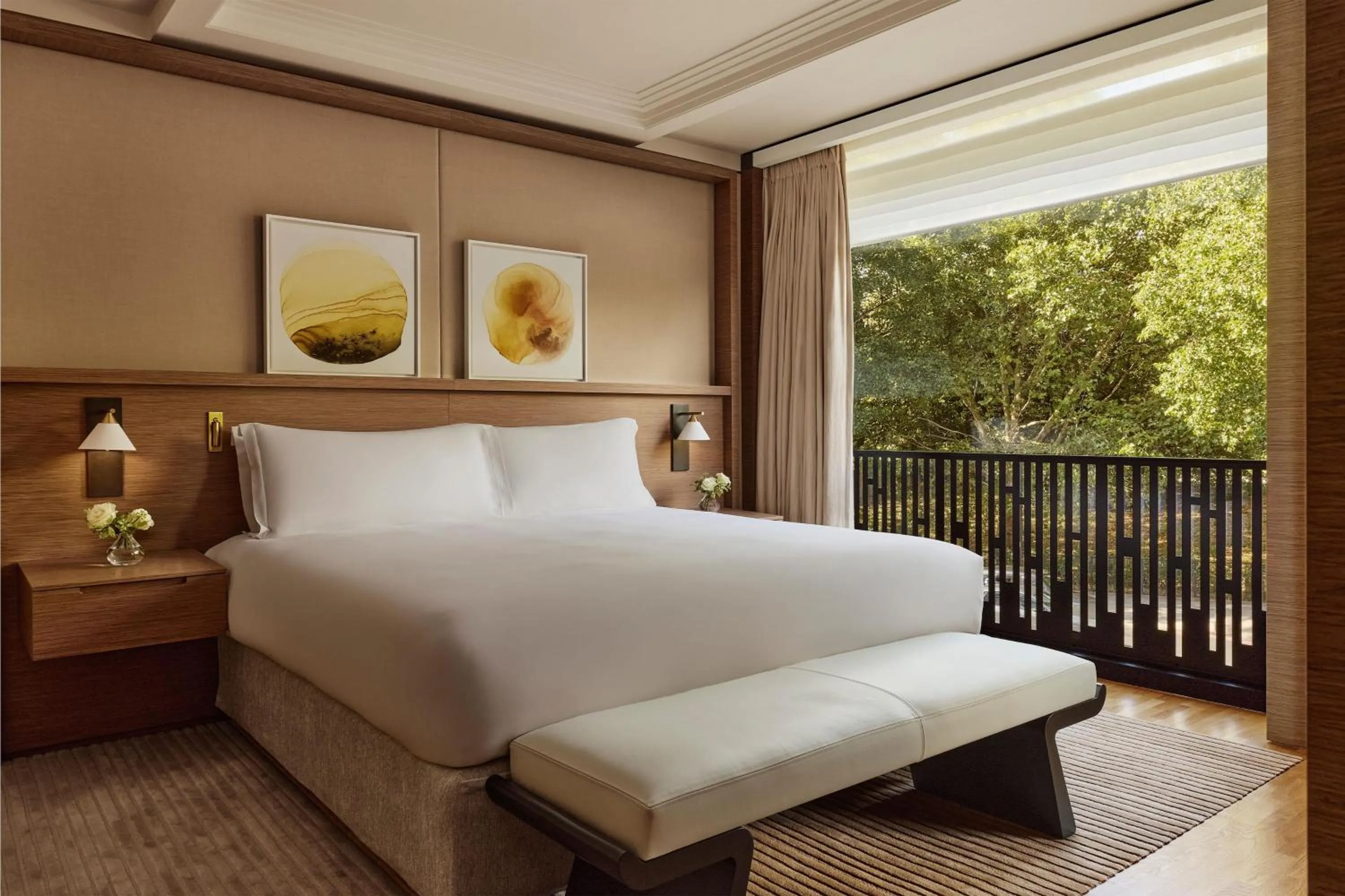 Photo of the whole room, Bed in The Emory, Maybourne