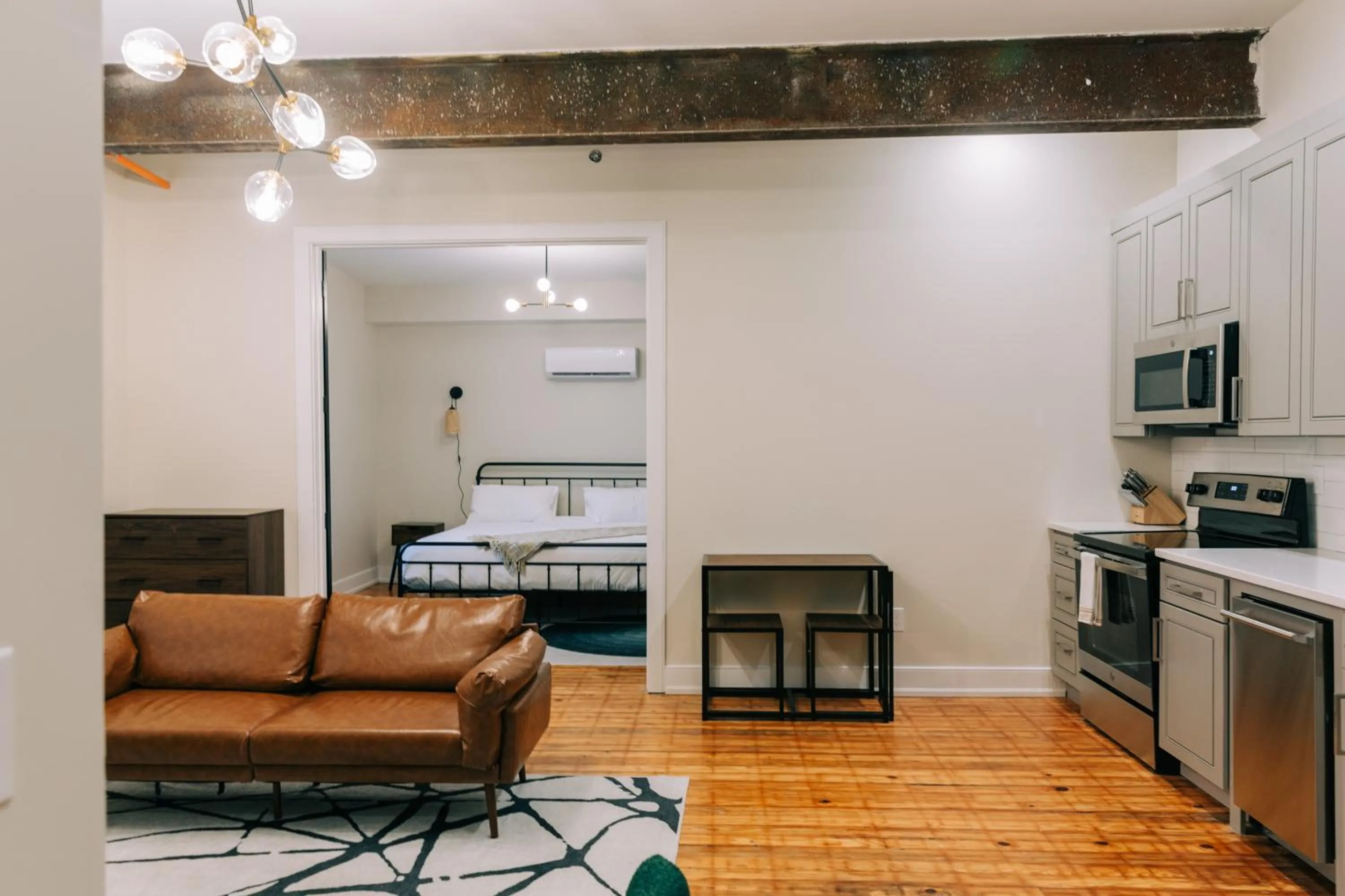 Kitchen or kitchenette, Bed in The St. Clair