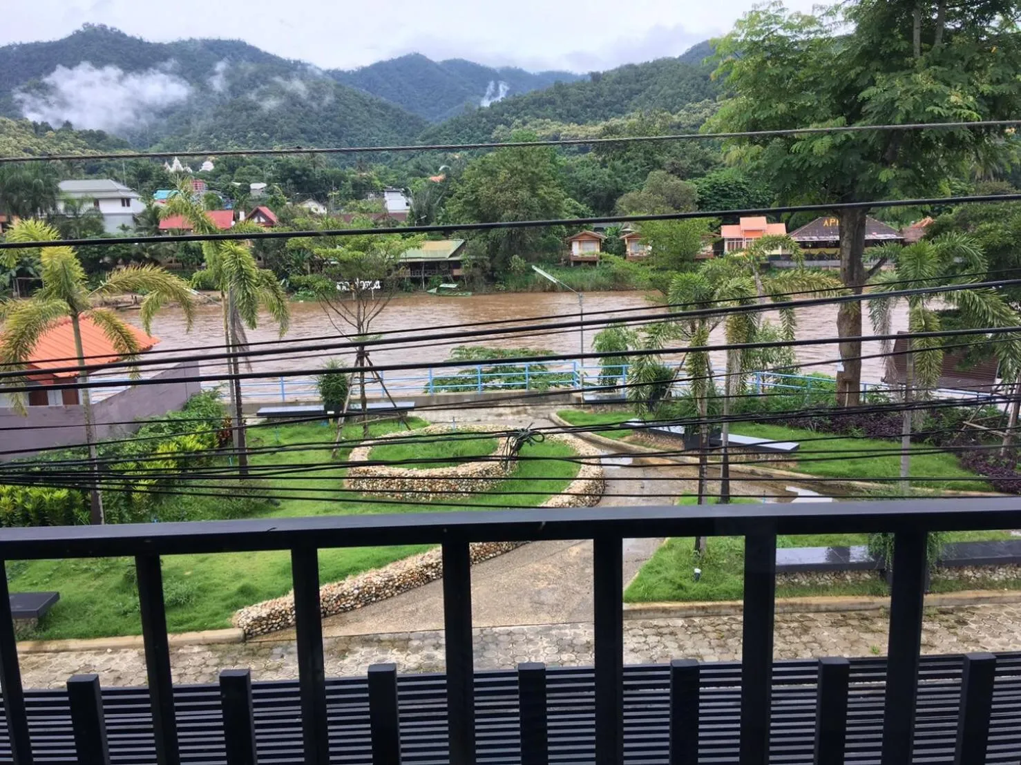 Garden in Saranya River House สรัญญาริเวอร์เฮาส์