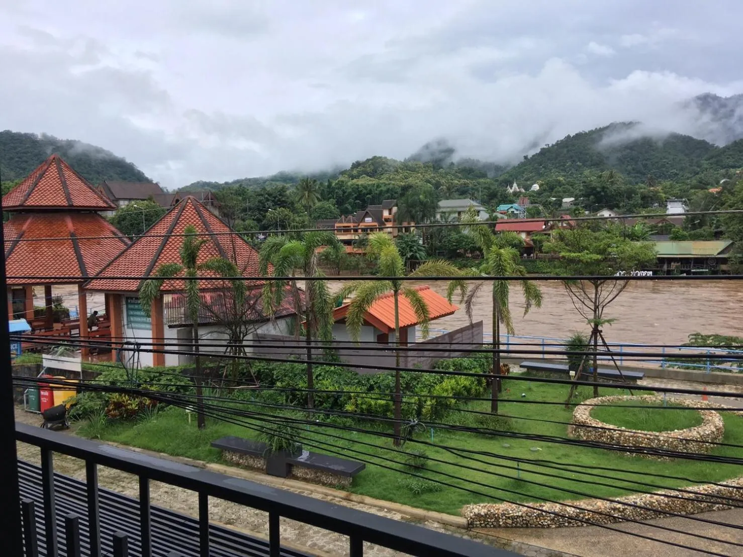 Garden in Saranya River House สรัญญาริเวอร์เฮาส์