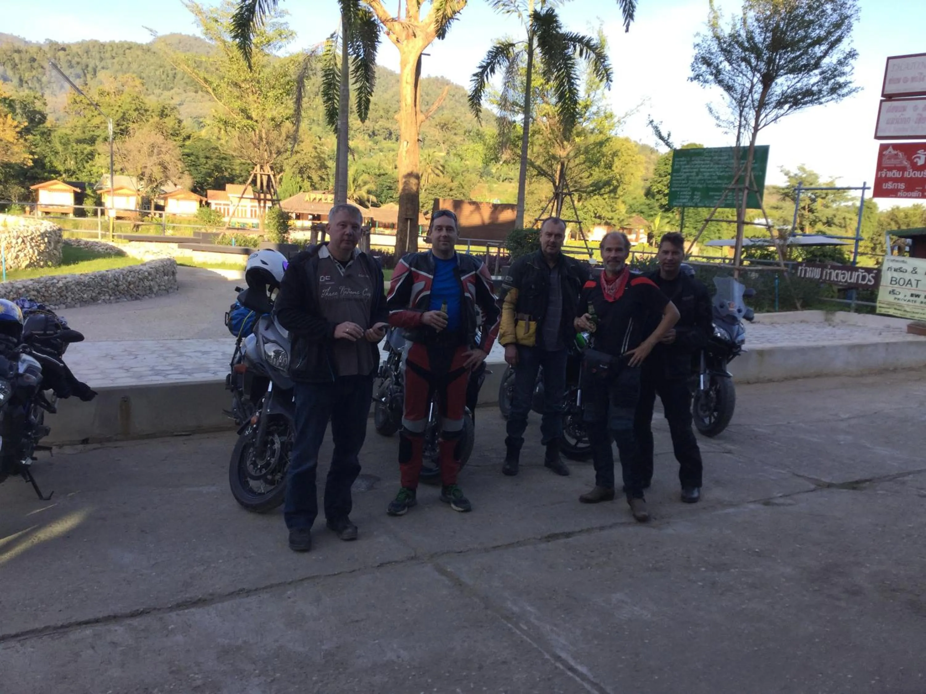 group of guests in Saranya River House สรัญญาริเวอร์เฮาส์