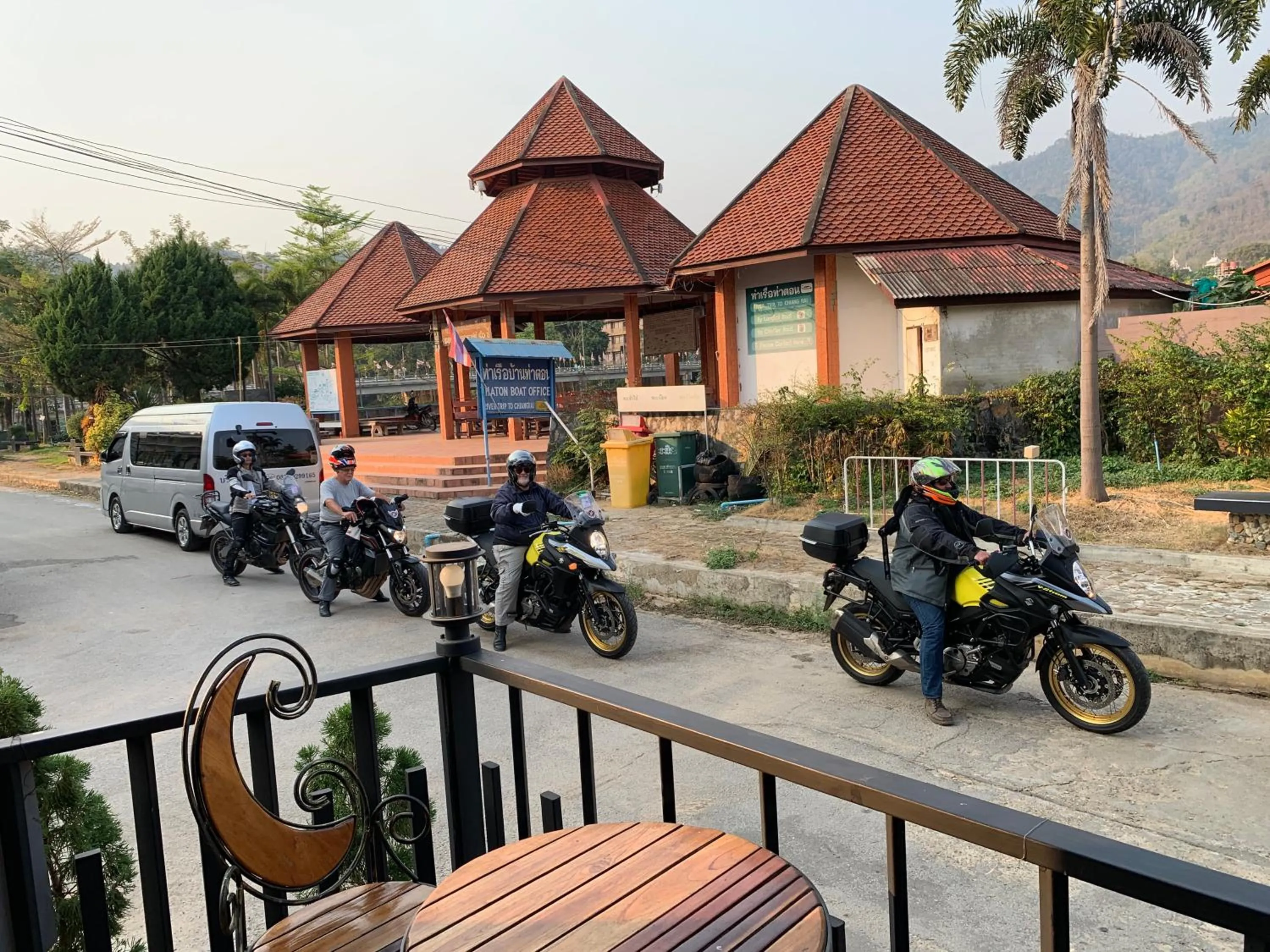 group of guests in Saranya River House สรัญญาริเวอร์เฮาส์