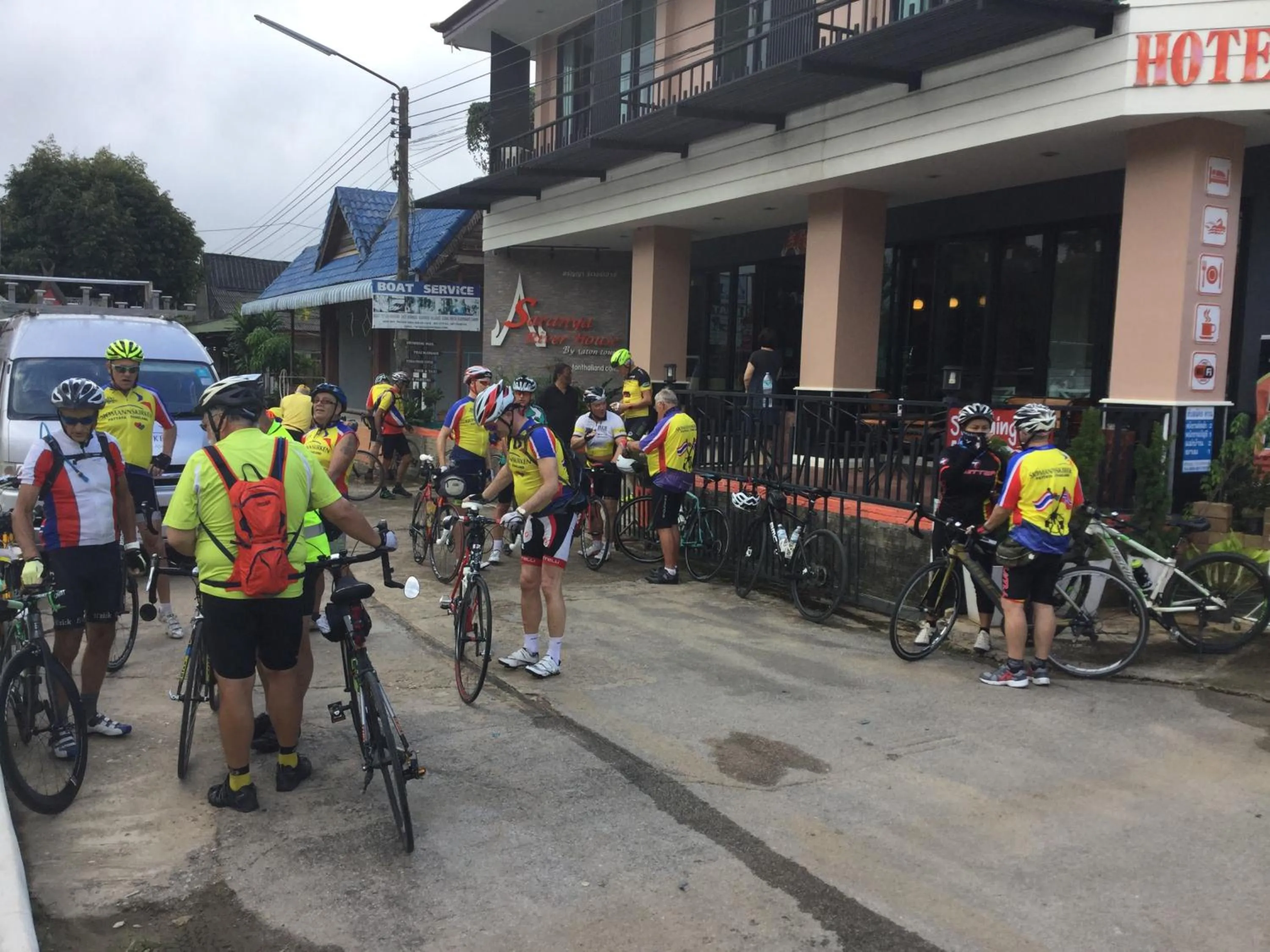 group of guests in Saranya River House สรัญญาริเวอร์เฮาส์