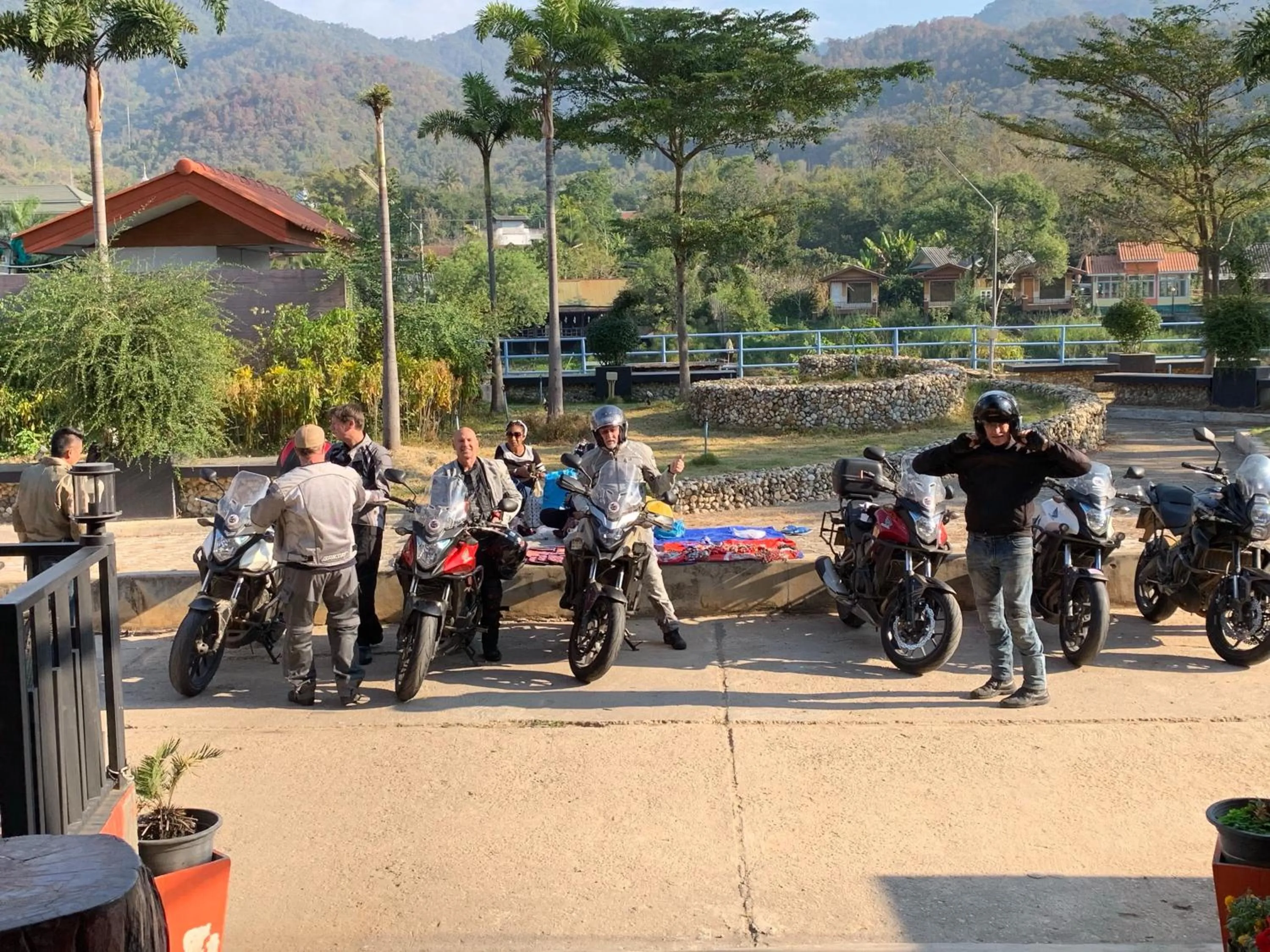 group of guests in Saranya River House สรัญญาริเวอร์เฮาส์