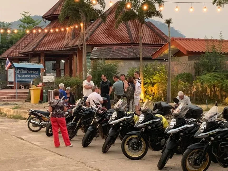 group of guests in Saranya River House สรัญญาริเวอร์เฮาส์