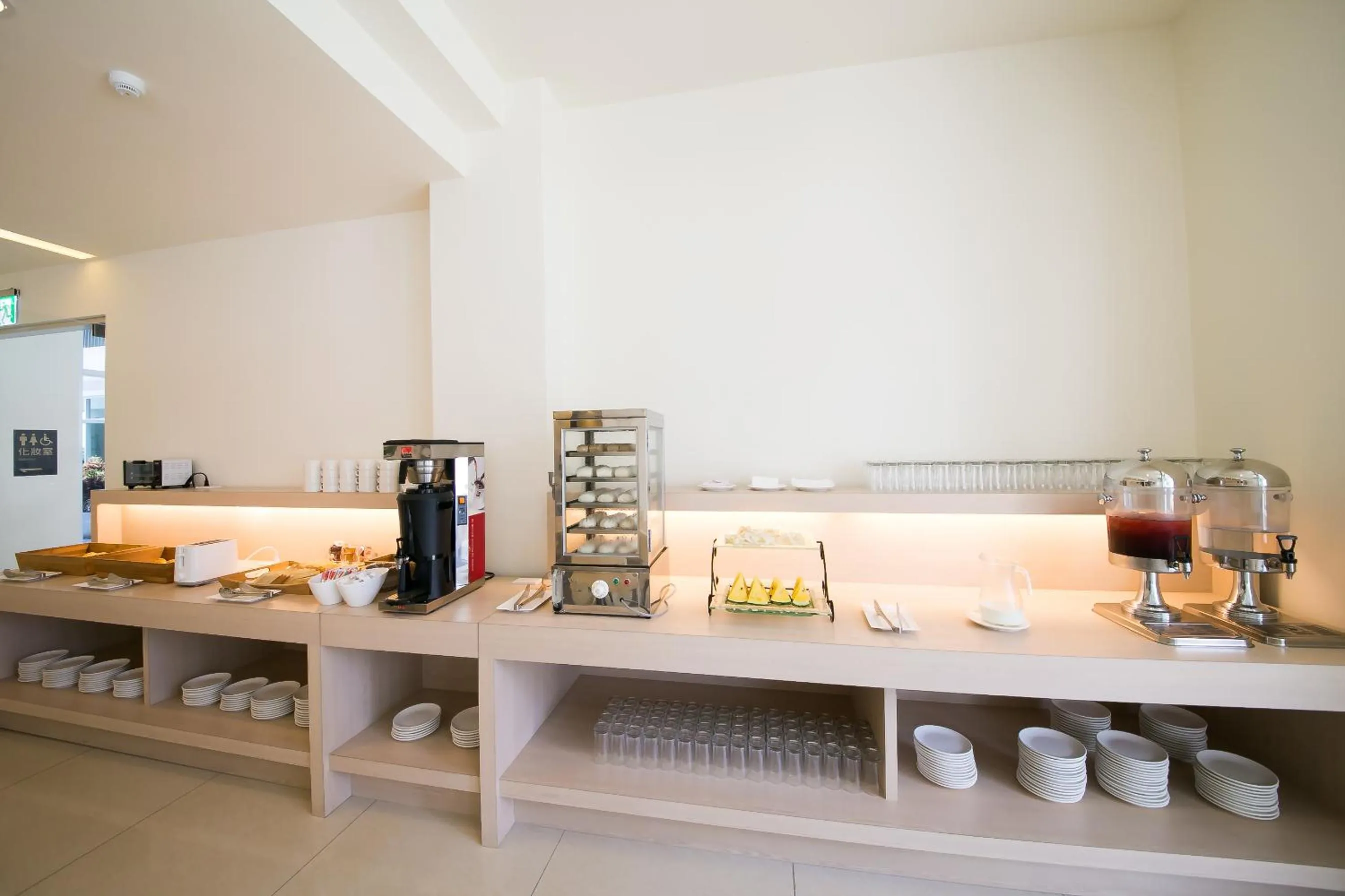 Food and drinks, Bed in Sunseed International Villa Hotel