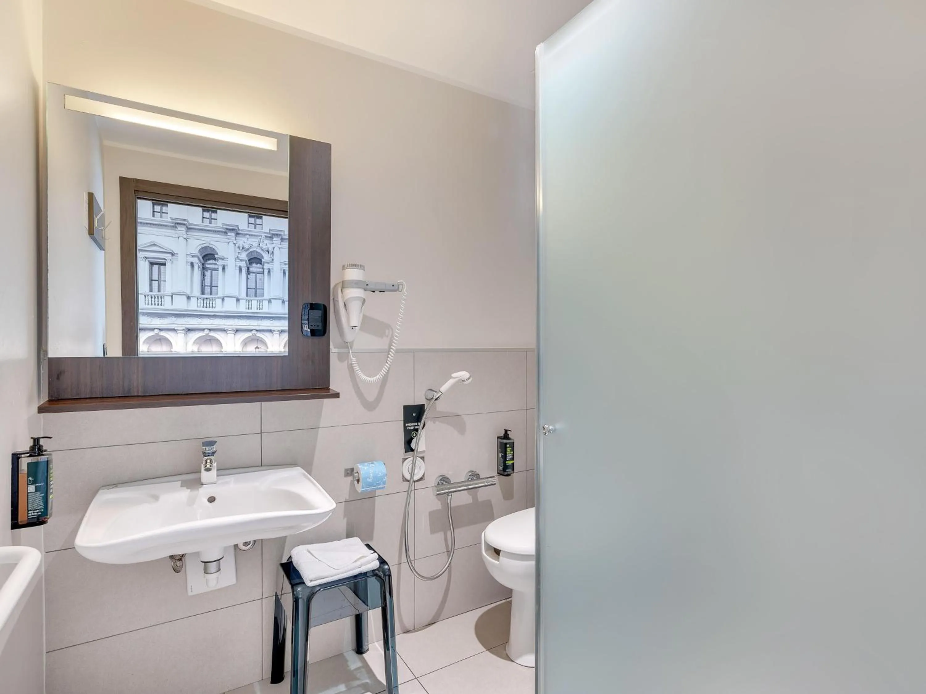 Bathroom in B&B Hotel Bergamo City