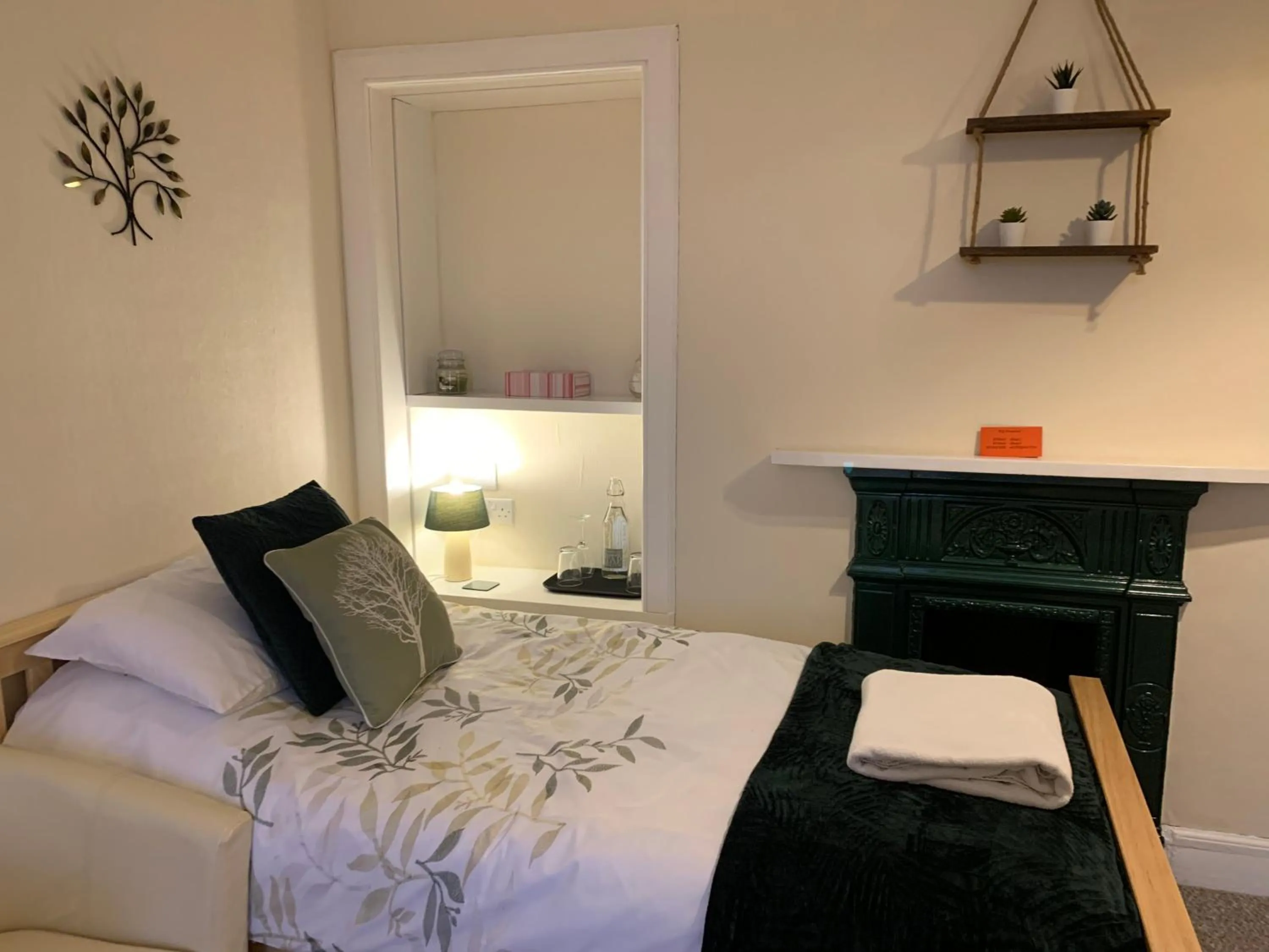 Bedroom, Bed in The Village Inn