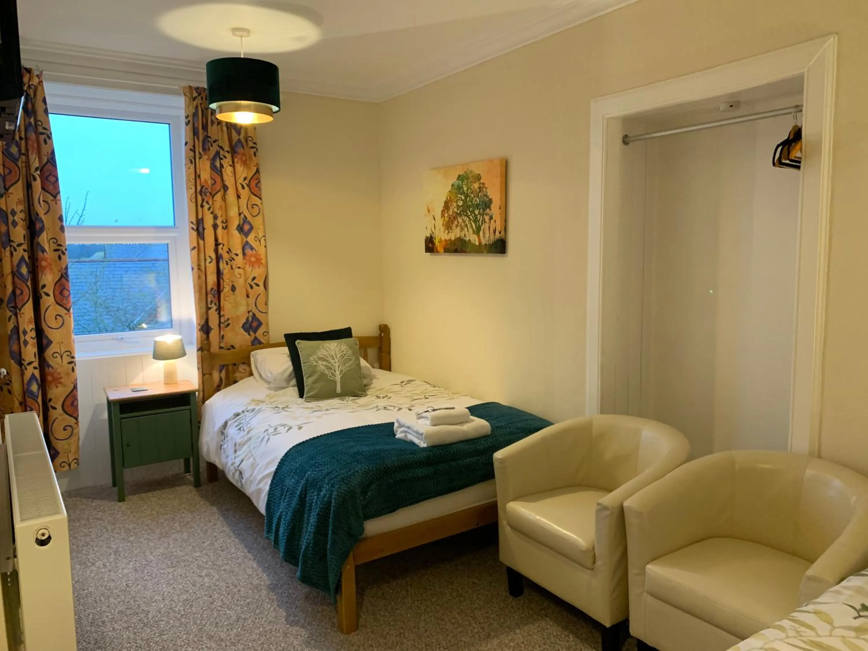 Bedroom, Bed in The Village Inn