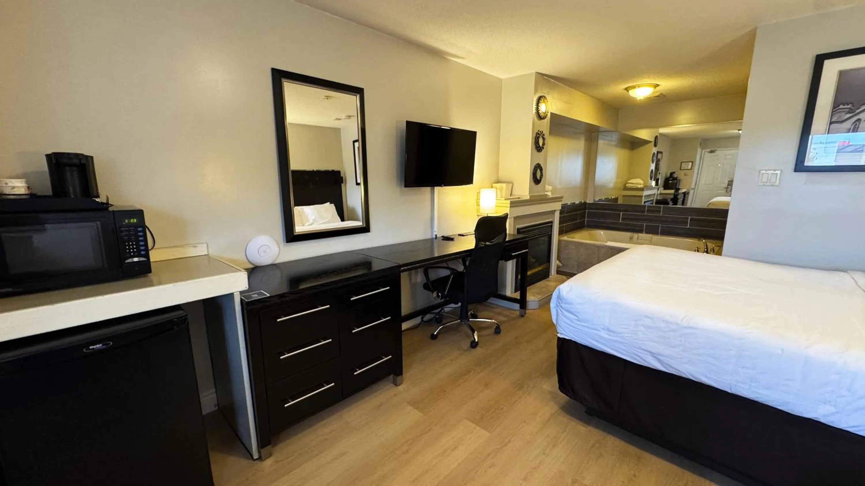 TV and multimedia, Bed in Riviera Inn And Suites 1000 Islands