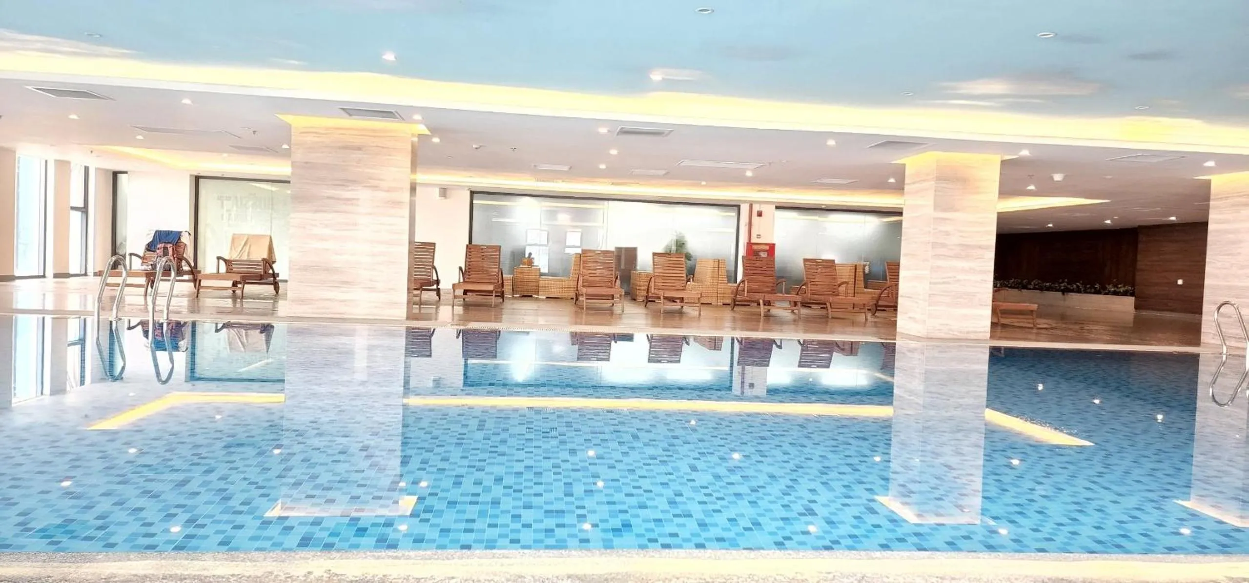 Swimming pool in Vinhomes Skylake