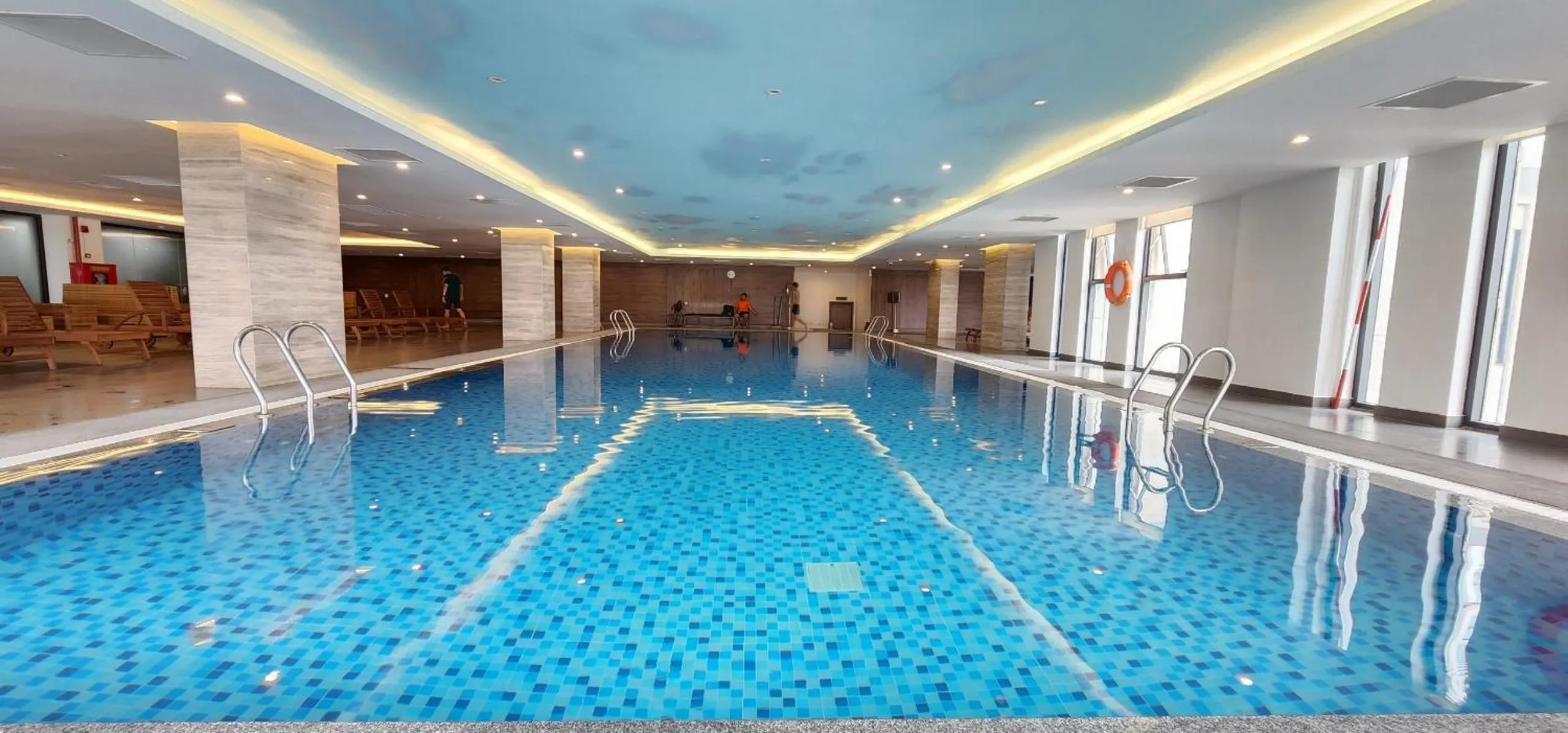 Swimming pool in Vinhomes Skylake