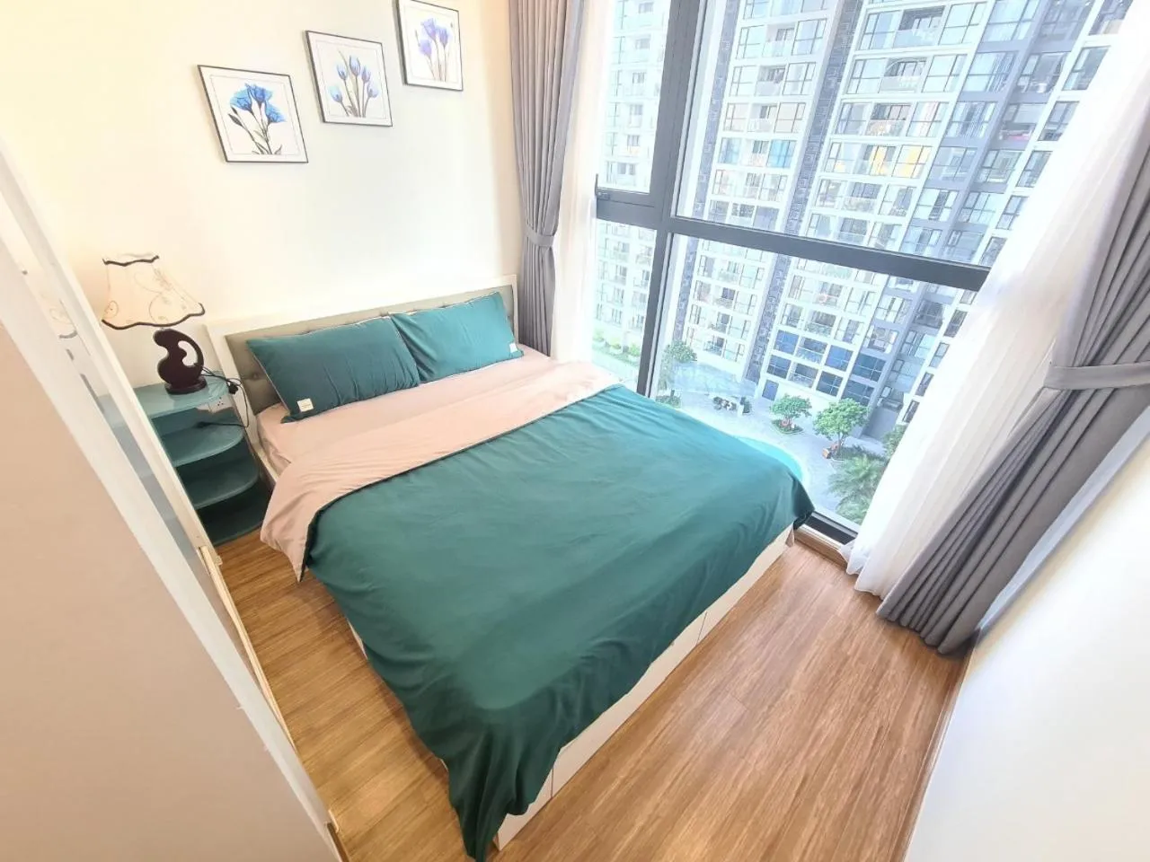 Bedroom, Bed in Vinhomes Skylake