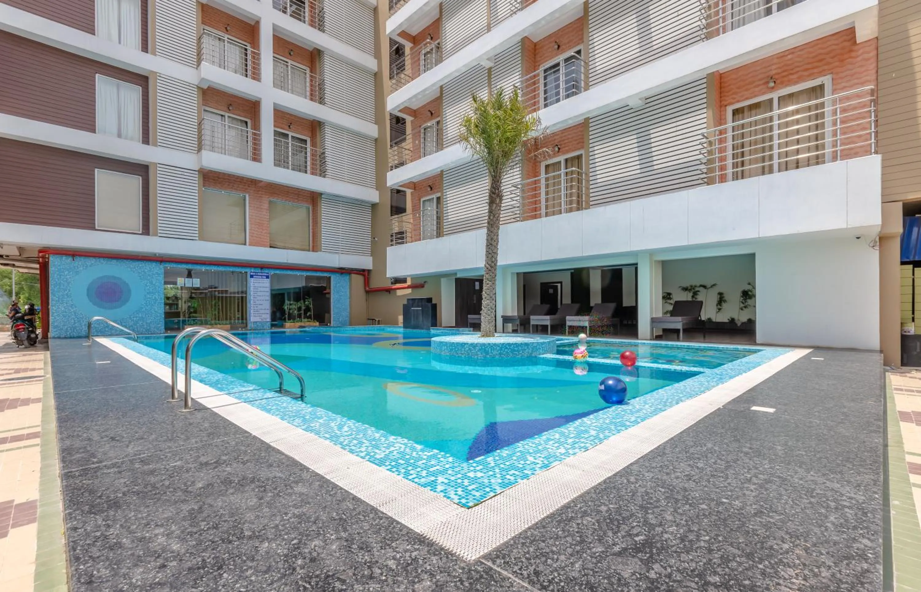 Swimming pool in The Piku's Inn