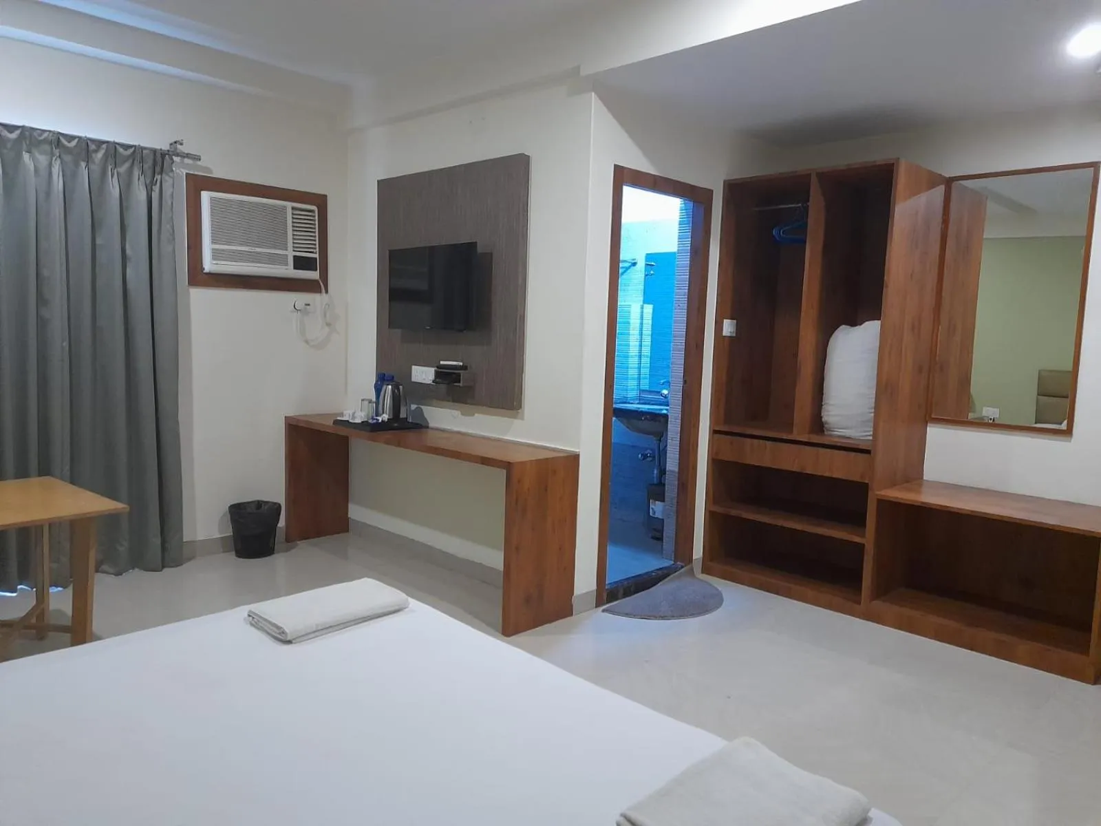 Photo of the whole room, Bed in The Piku's Inn