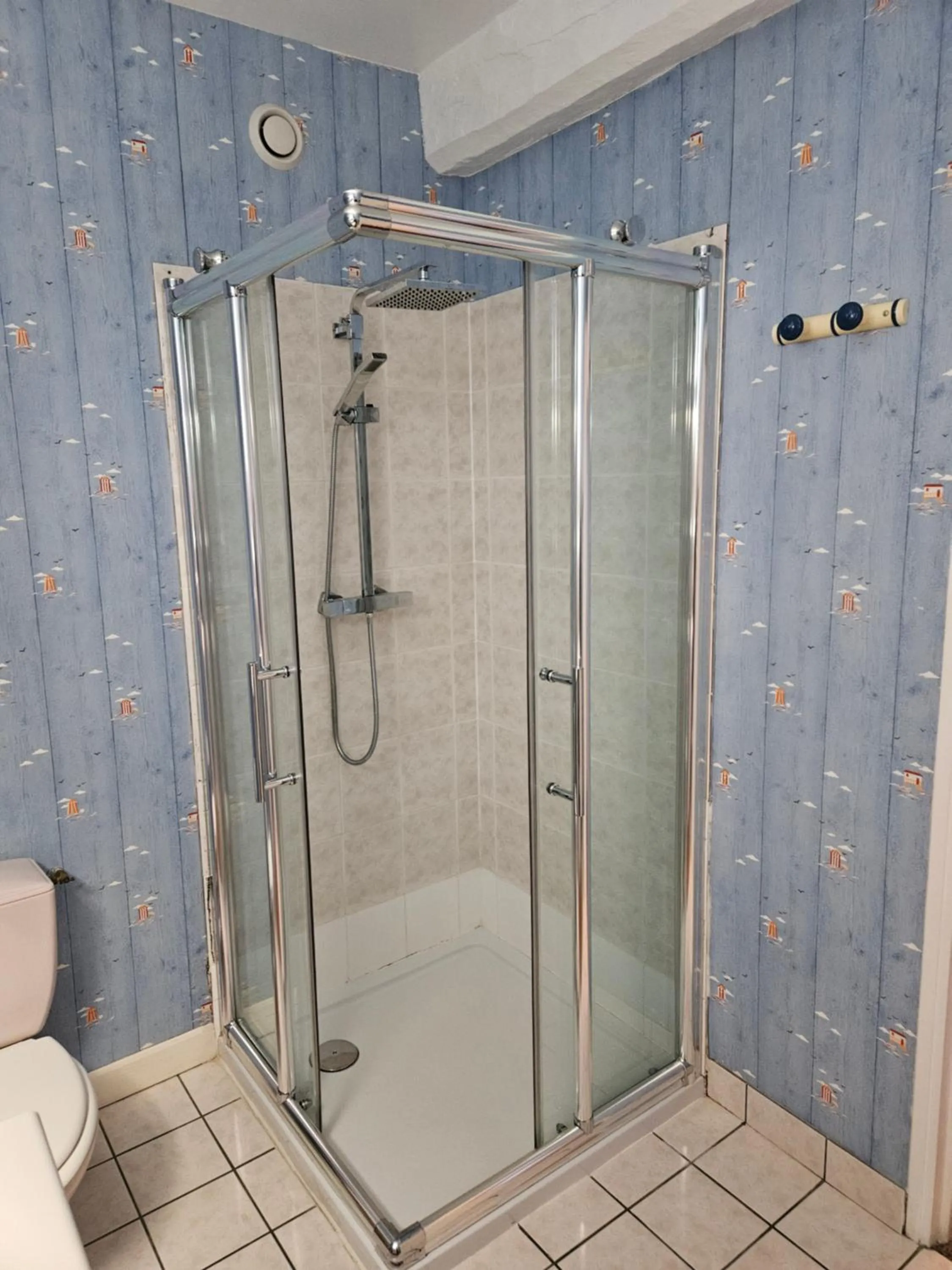Shower in LA GARDE DUCALE