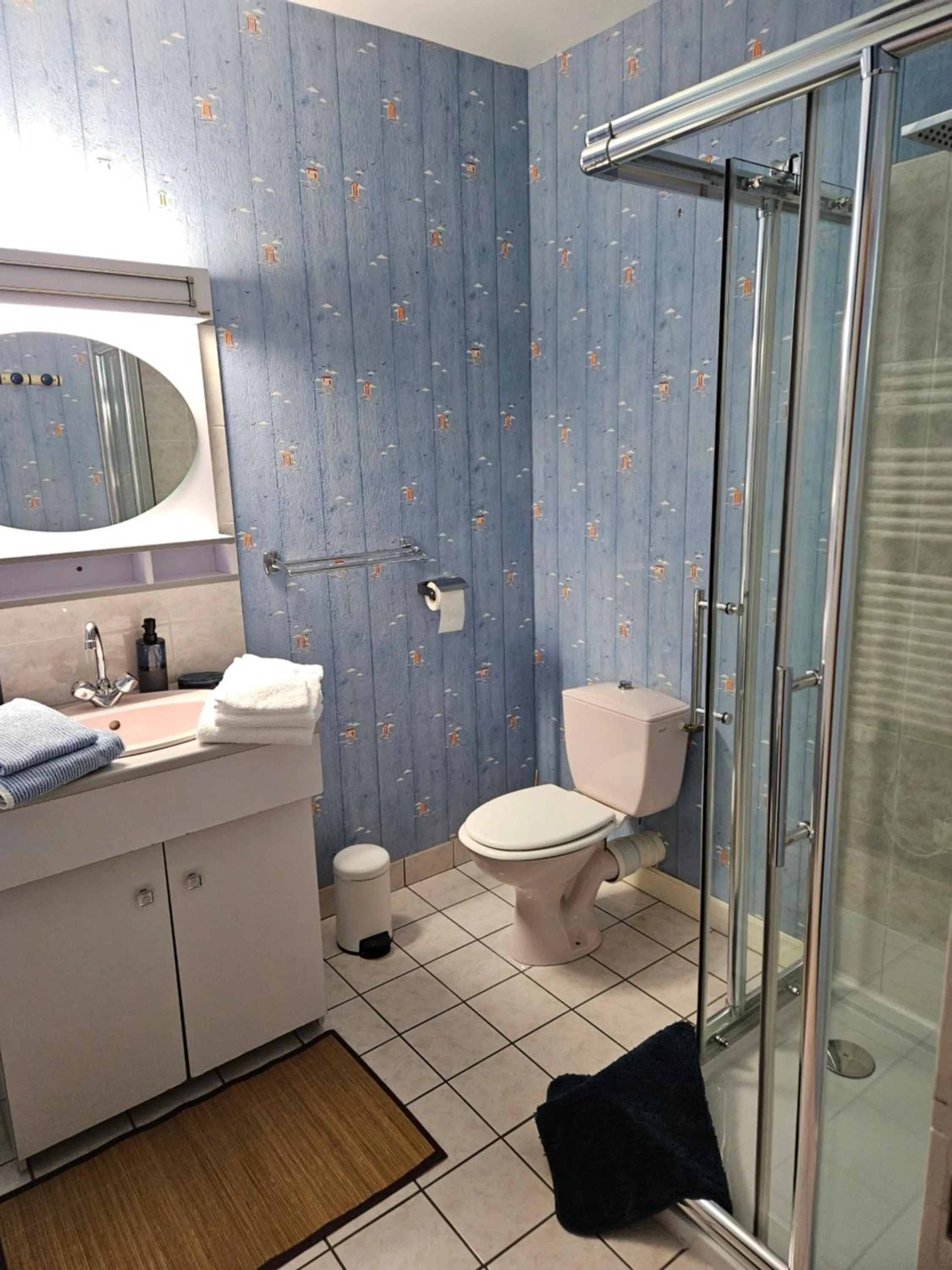 Bathroom in LA GARDE DUCALE