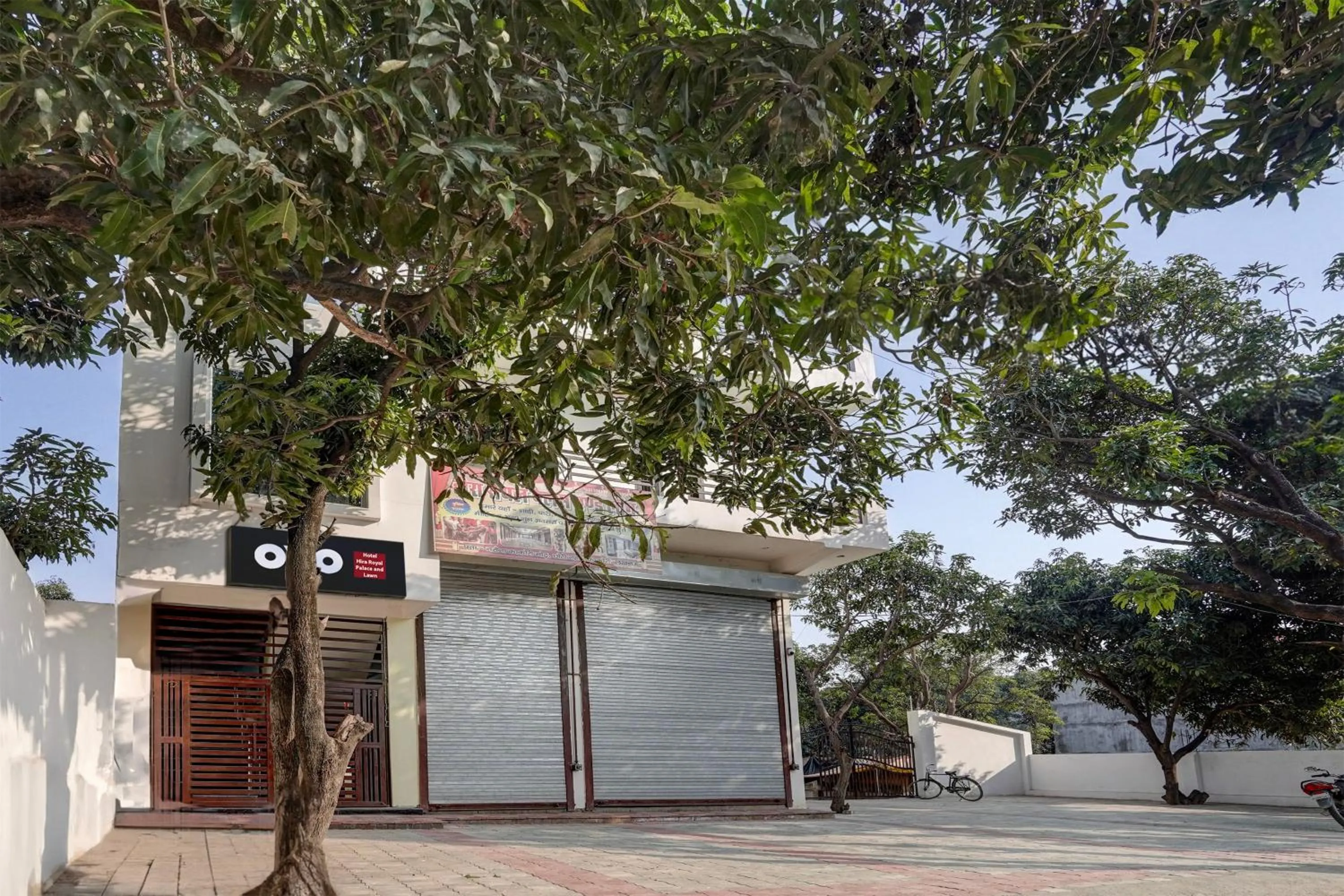Facade/entrance in Hotel O by OYO Hira Royal Palace And Lawn
