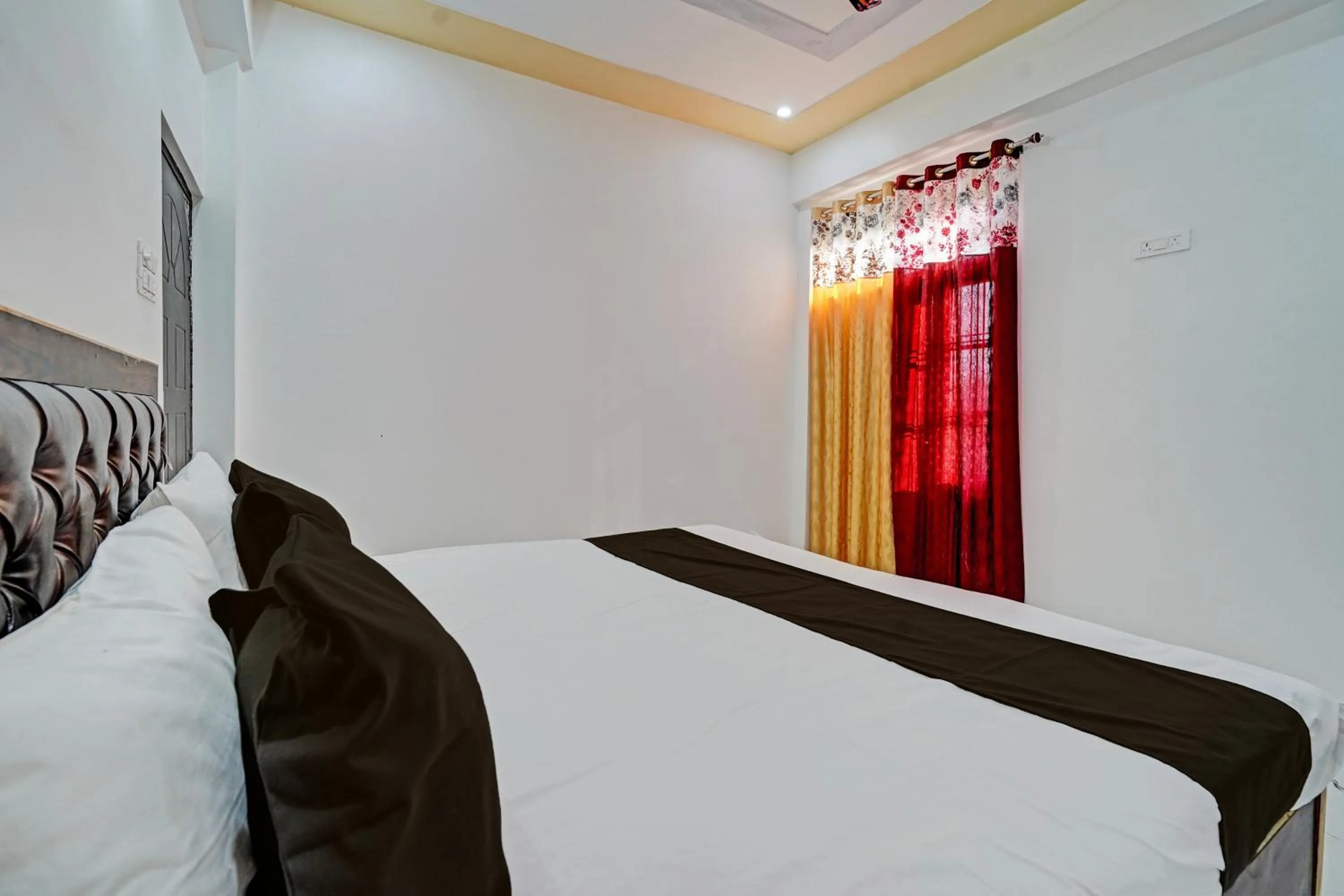 Bedroom, Bed in Hotel O by OYO Hira Royal Palace And Lawn