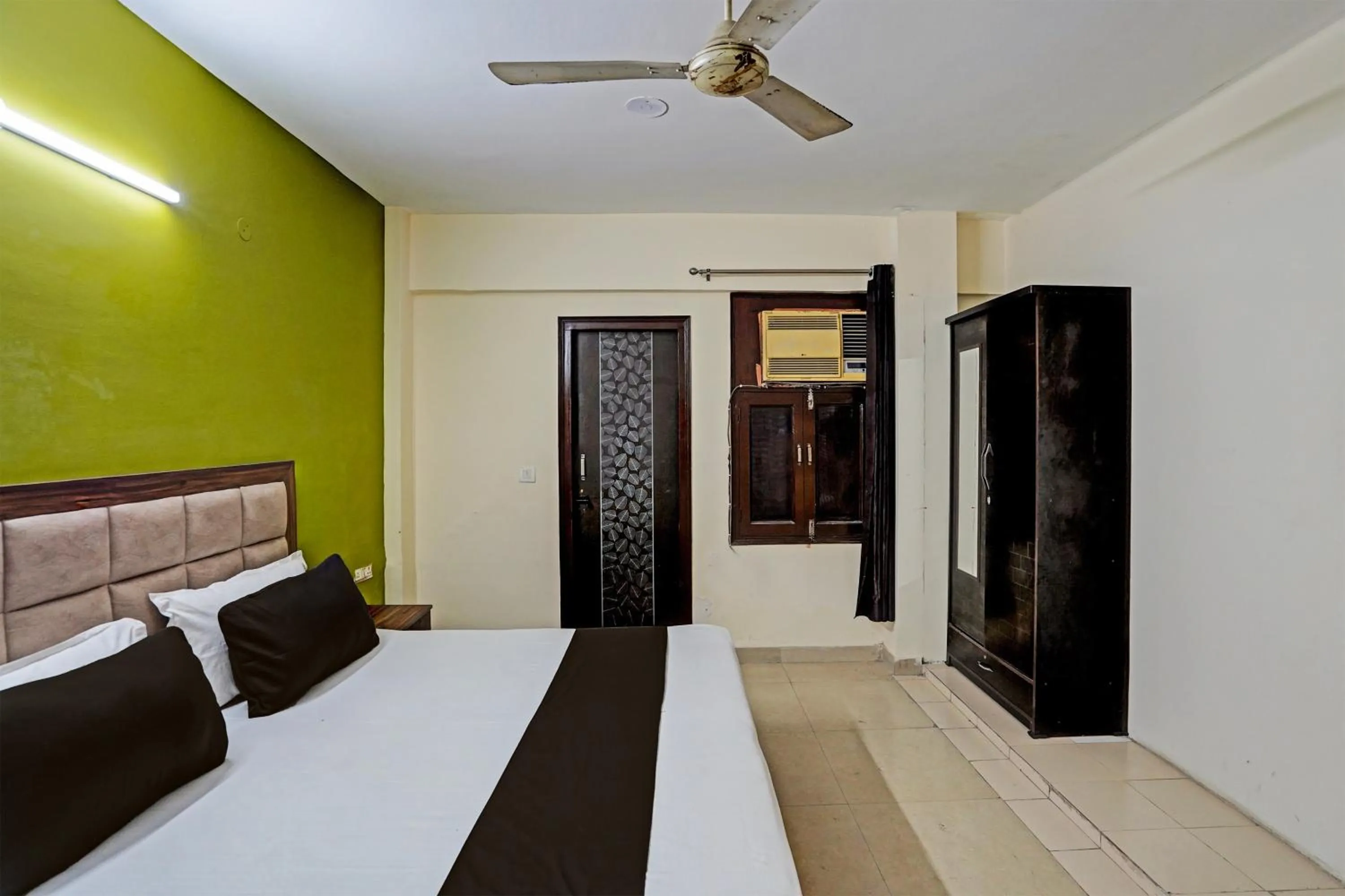 Bedroom, Bed in Hotel O HOTEL CROWN 15