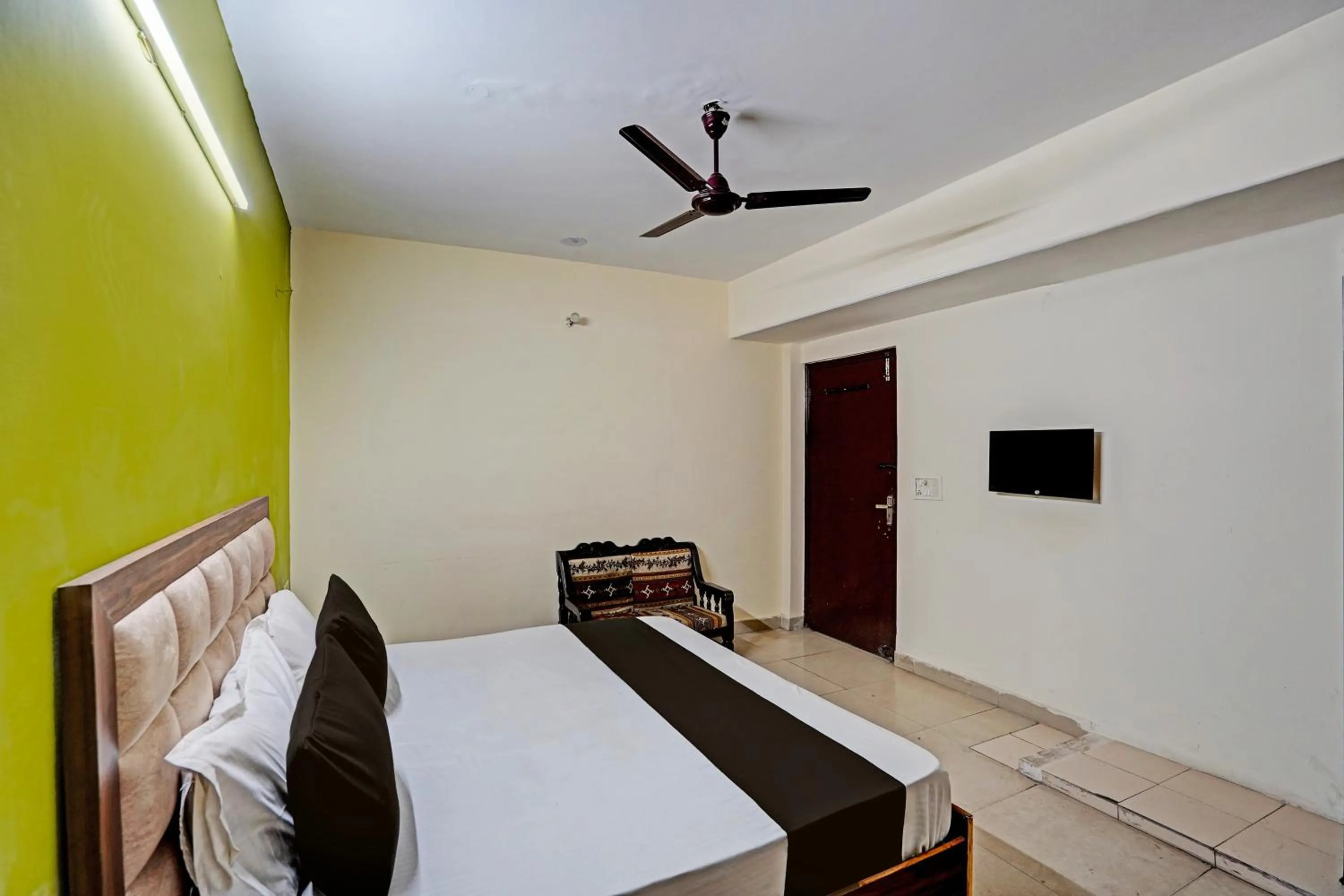 Bathroom, Bed in Hotel O HOTEL CROWN 15