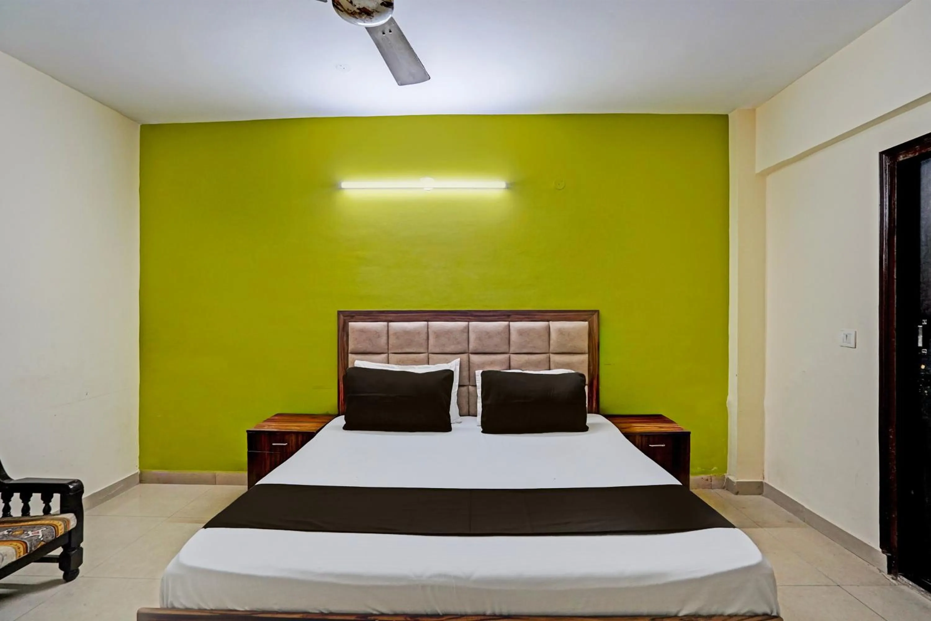 Bedroom, Bed in Hotel O HOTEL CROWN 15