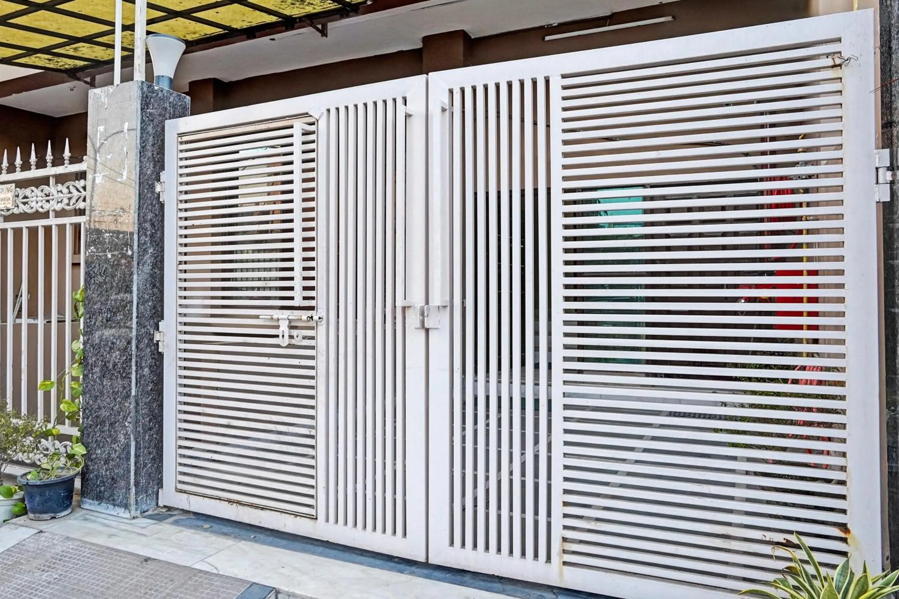 Facade/entrance in Hotel O HOTEL CROWN 15