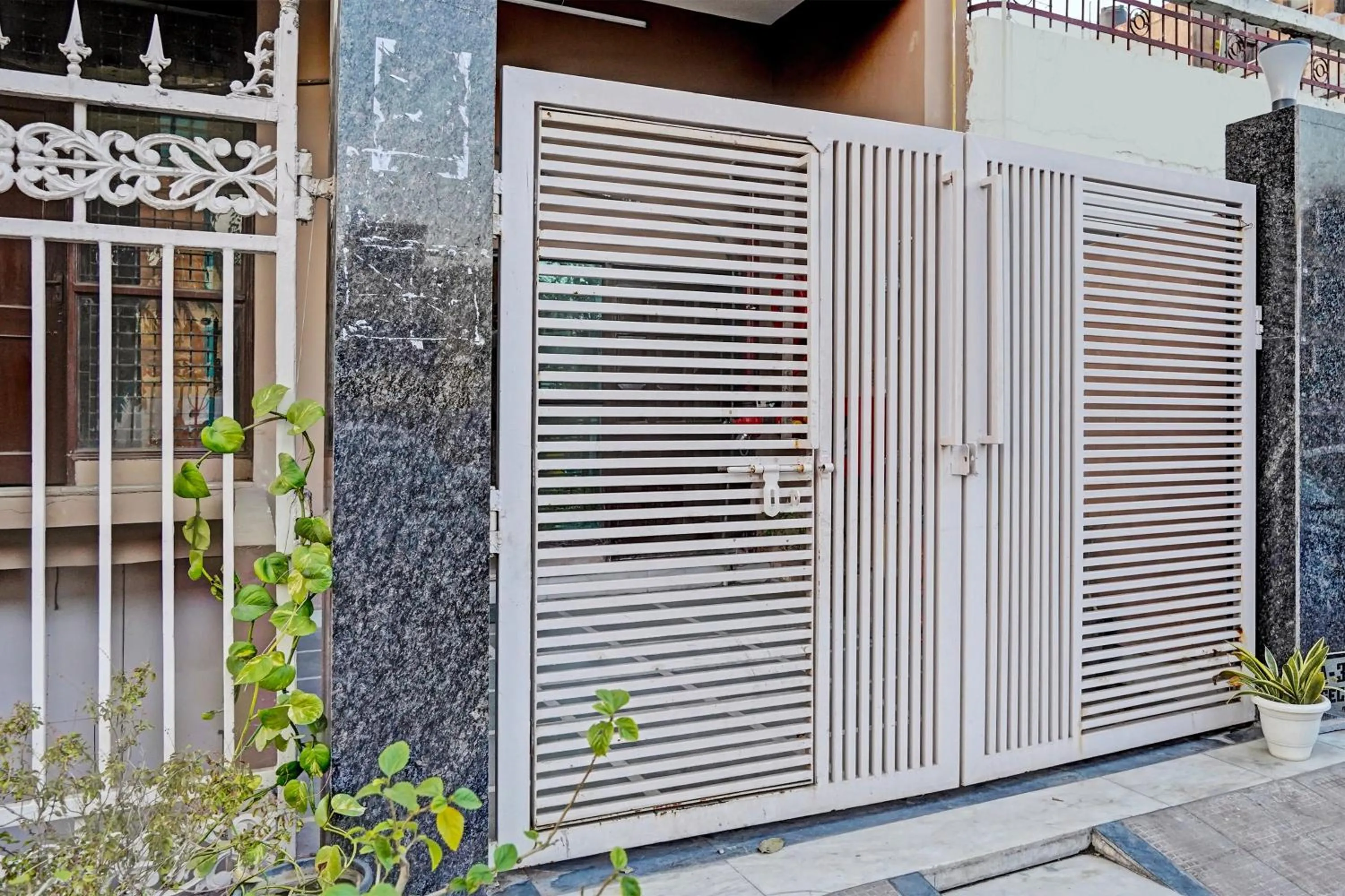 Facade/entrance in Hotel O HOTEL CROWN 15