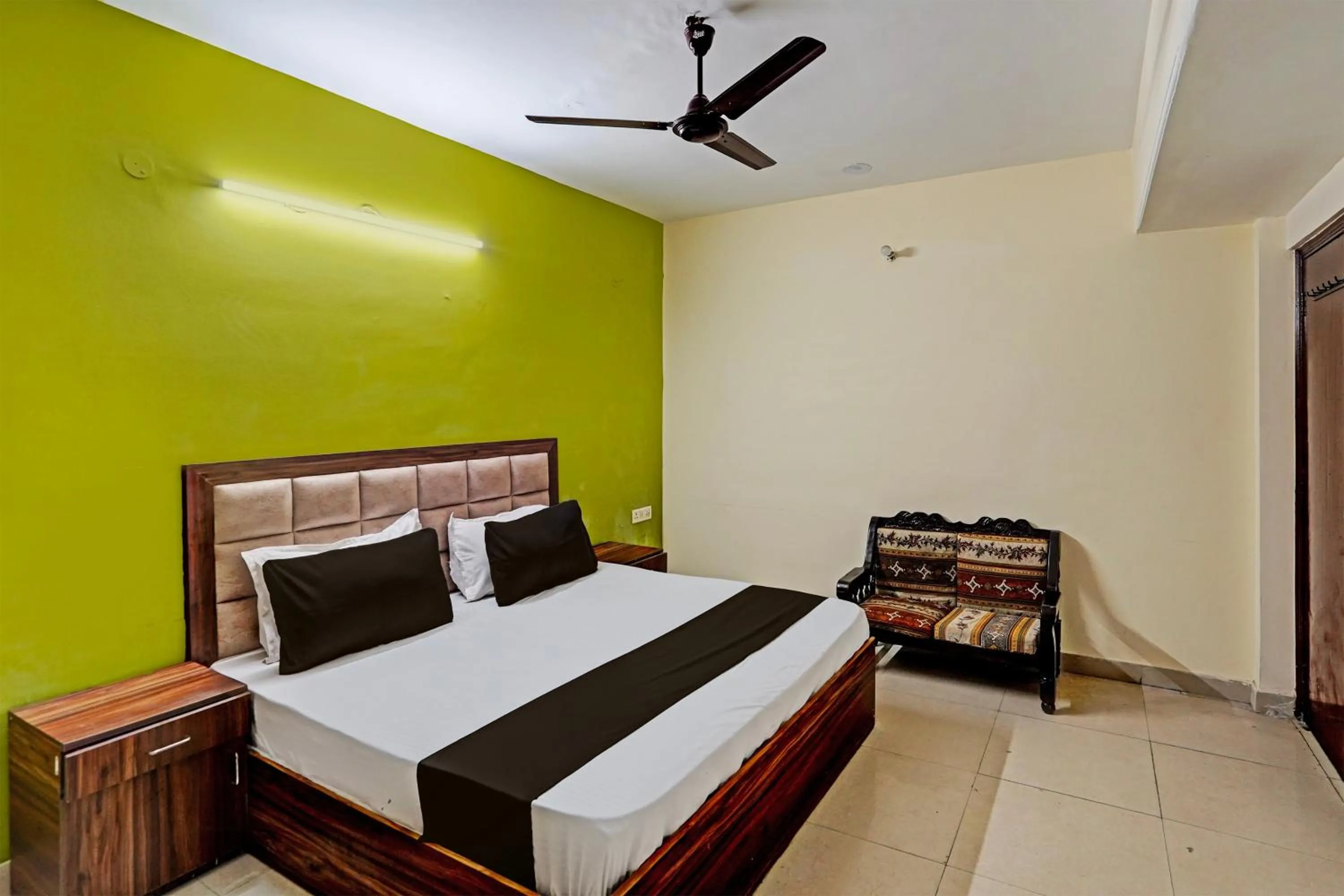 Bedroom, Bed in Hotel O HOTEL CROWN 15