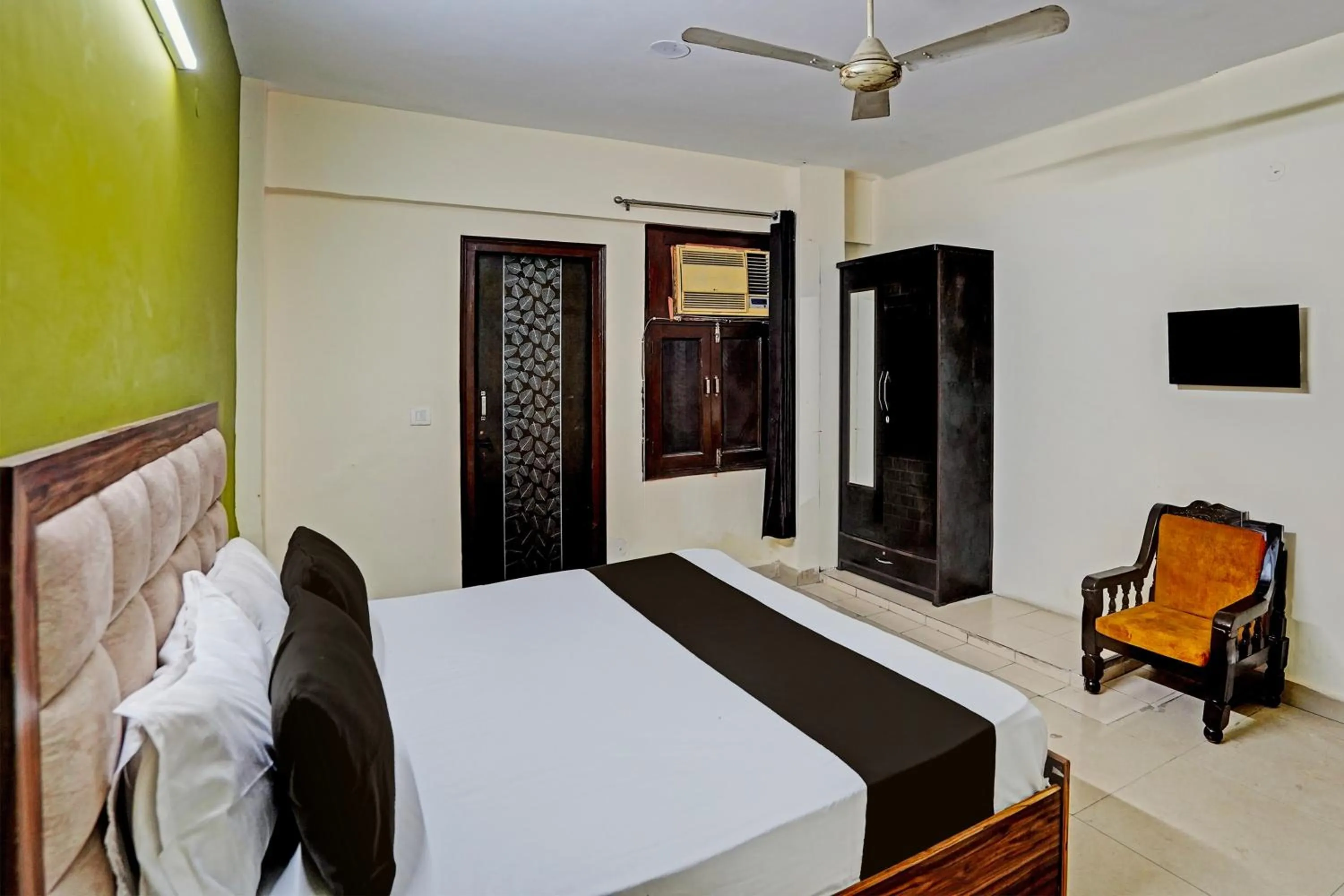 Bedroom, Bed in Hotel O HOTEL CROWN 15