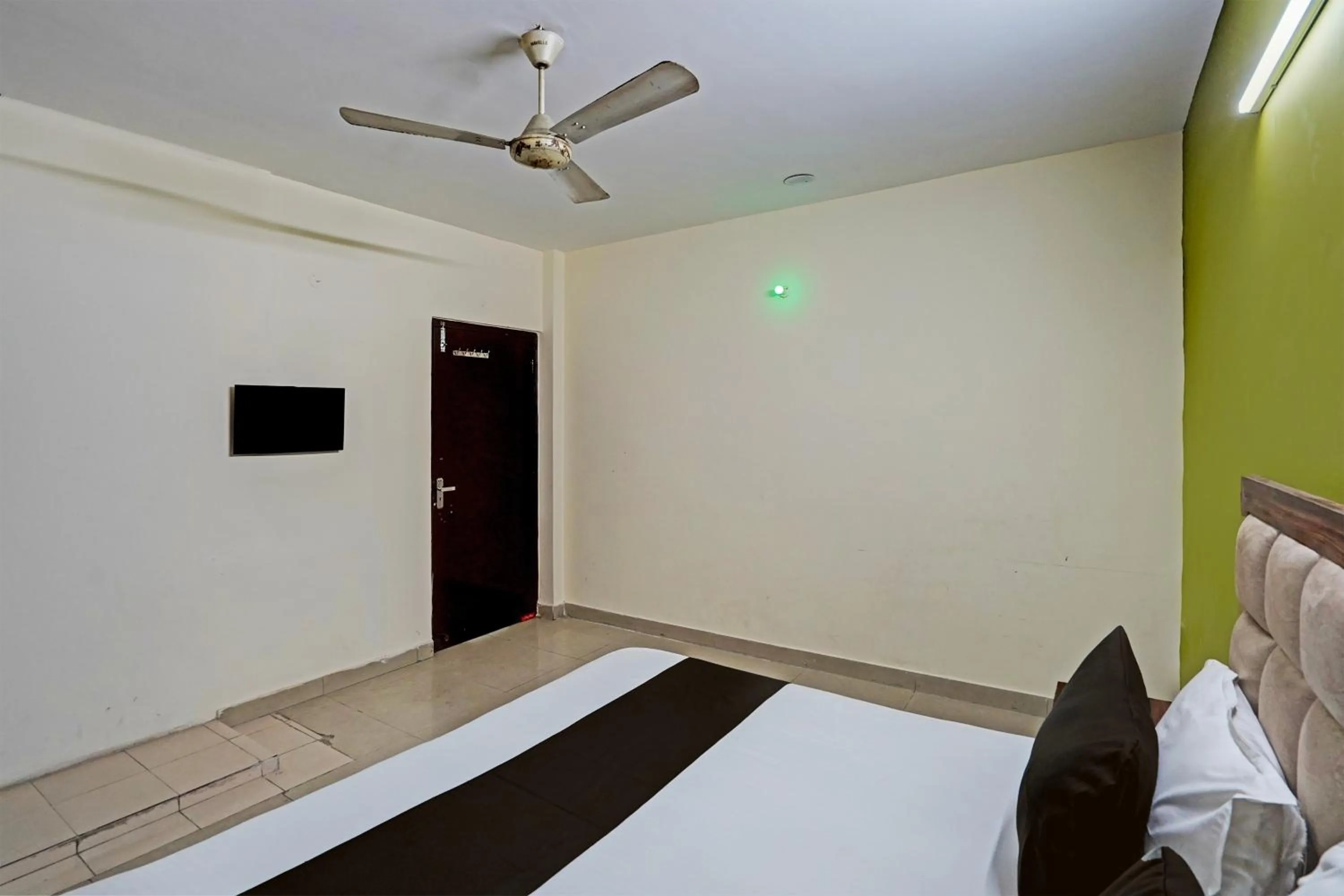 Bedroom, Bed in Hotel O HOTEL CROWN 15